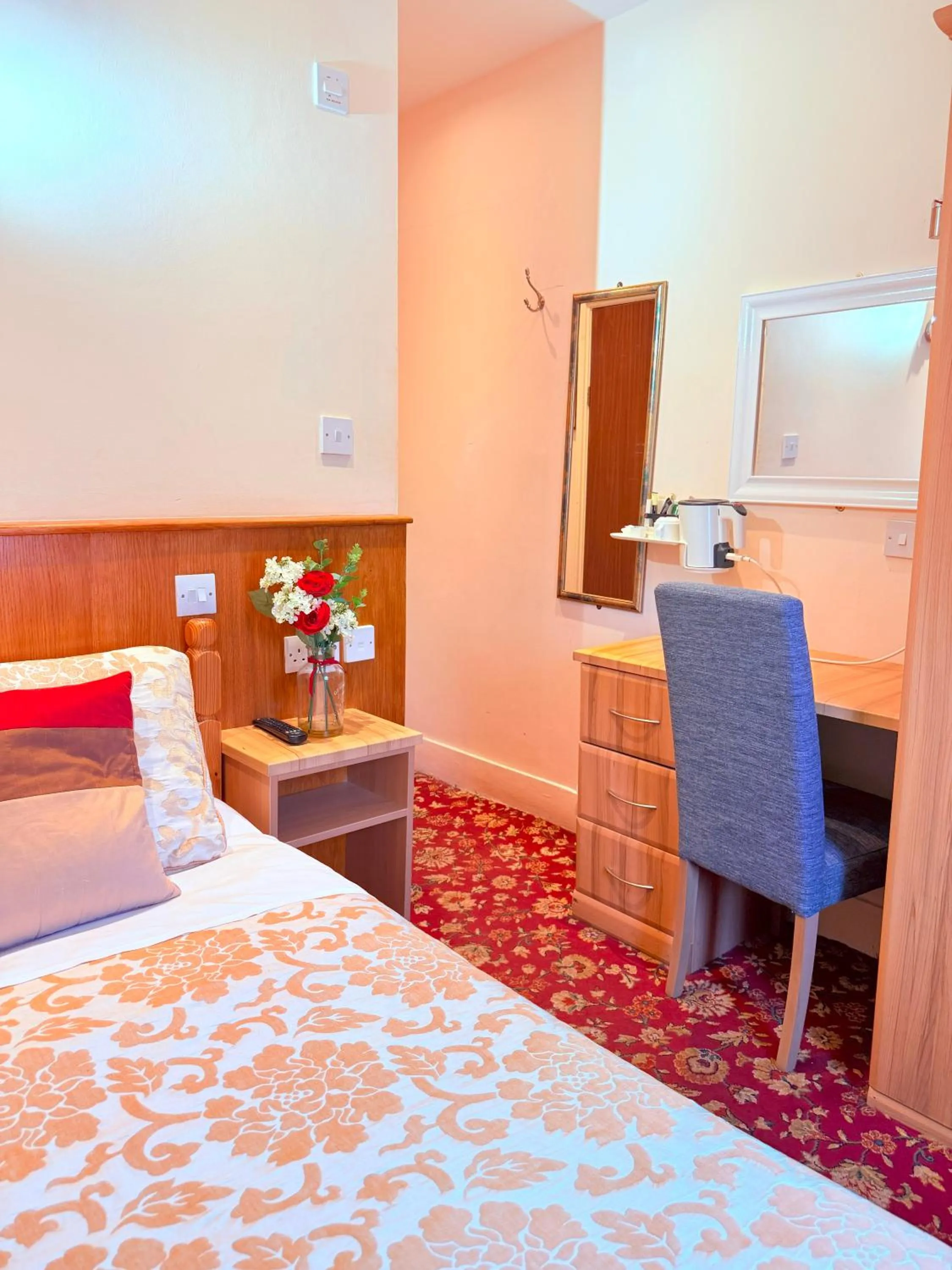 Bedroom, Bed in Albro House Hotel, London