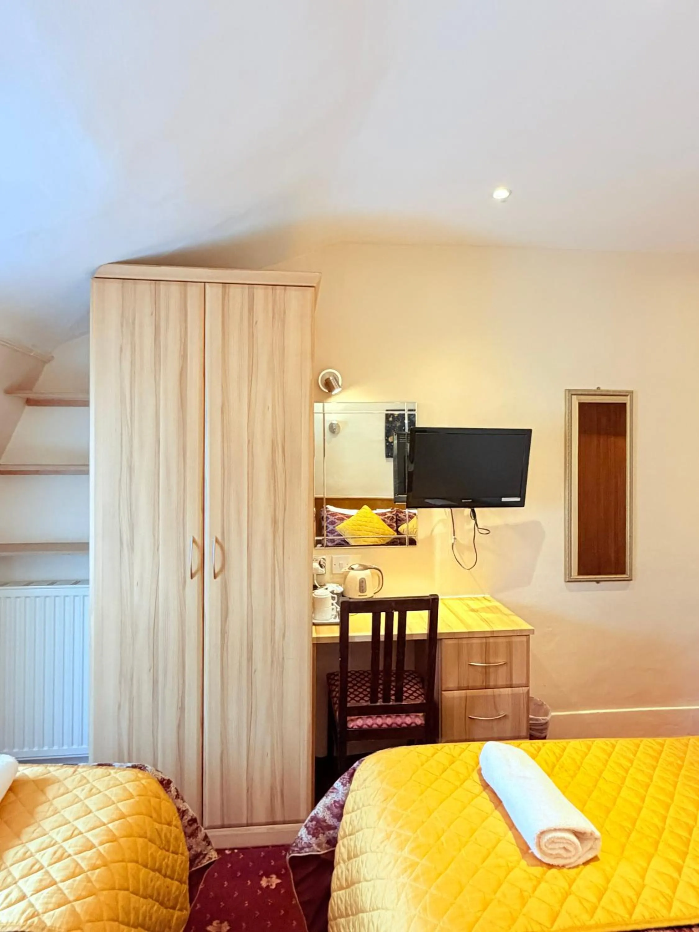 Bed in Albro House Hotel, London