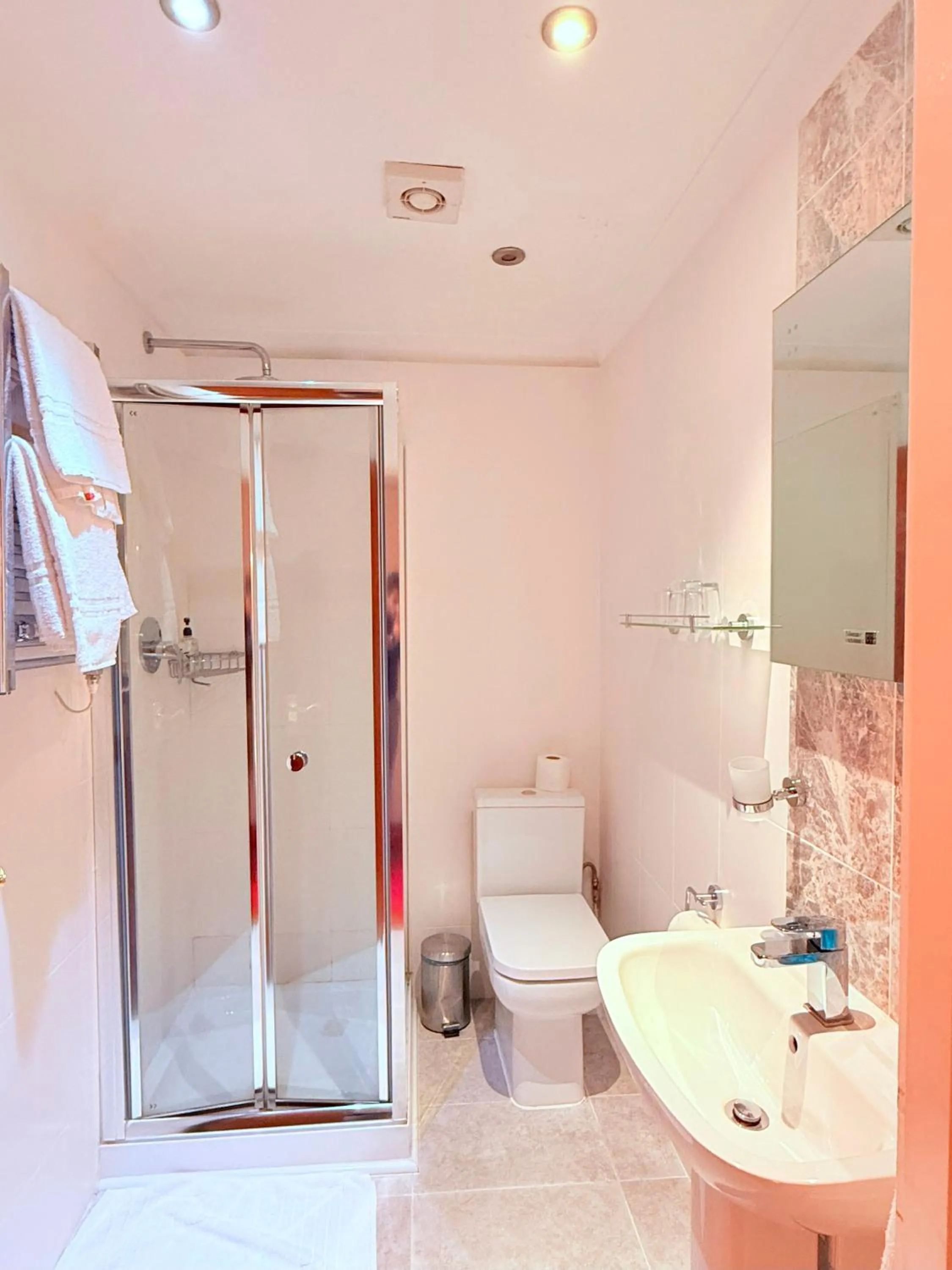 Bathroom in Albro House Hotel, London