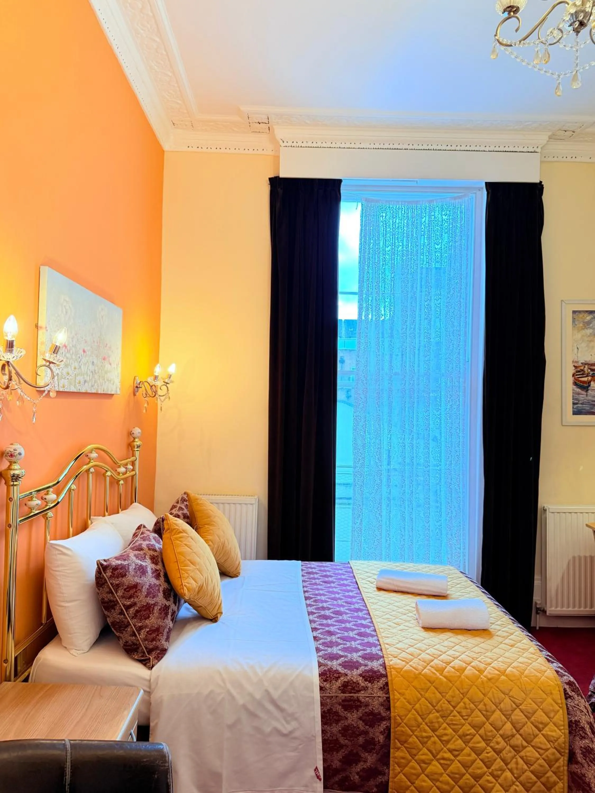Bed in Albro House Hotel, London