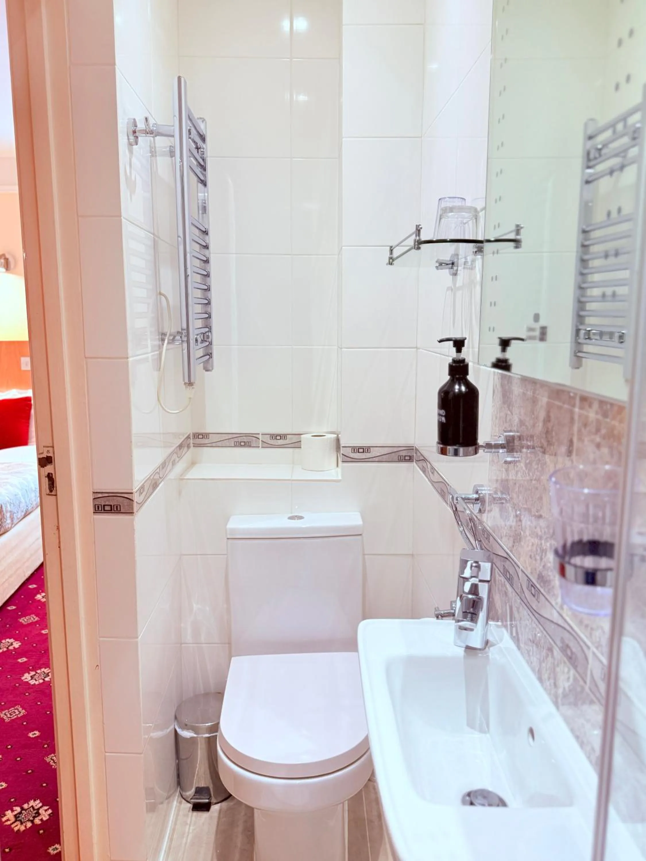 Bathroom in Albro House Hotel, London