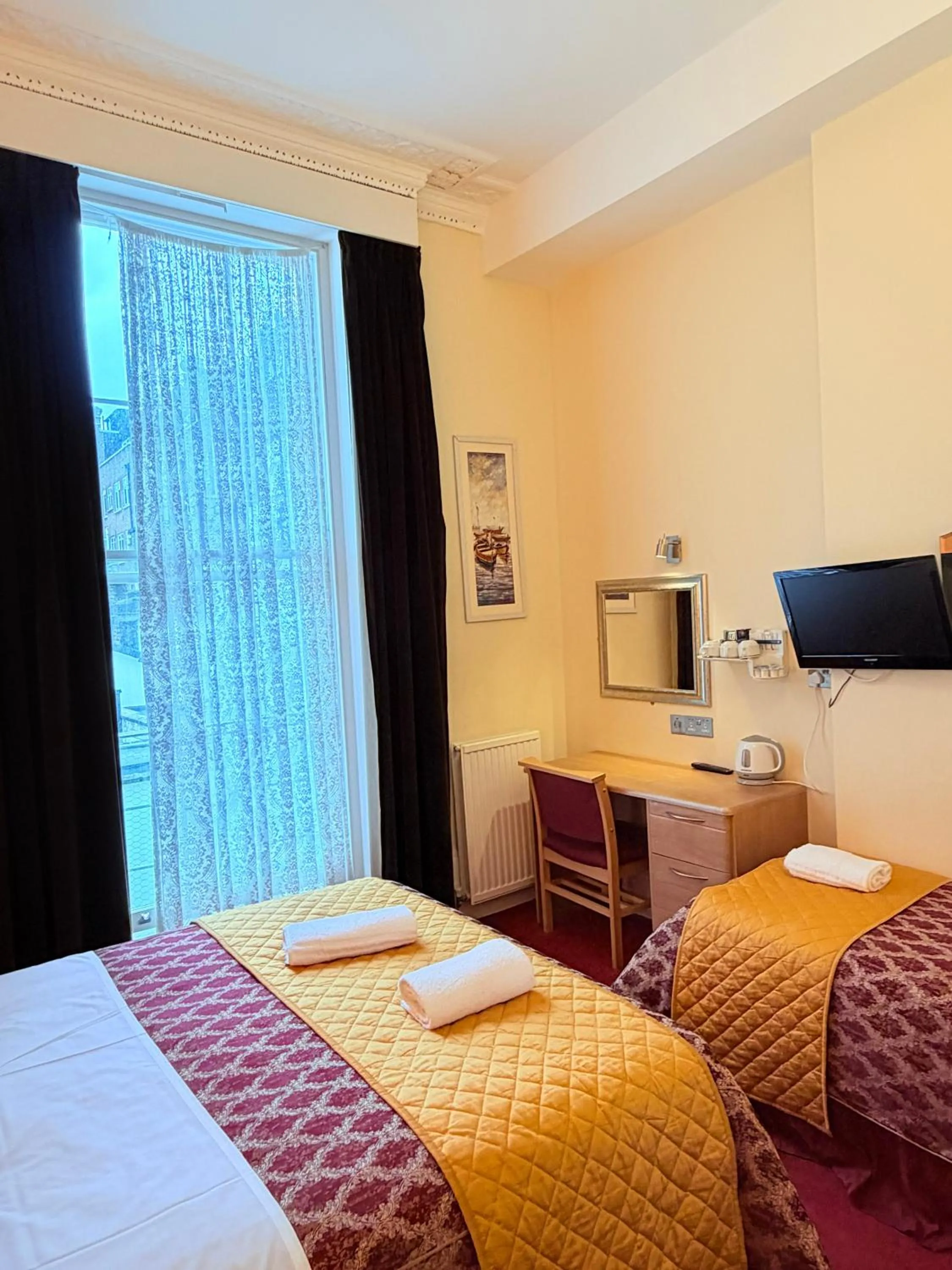 Bed in Albro House Hotel, London