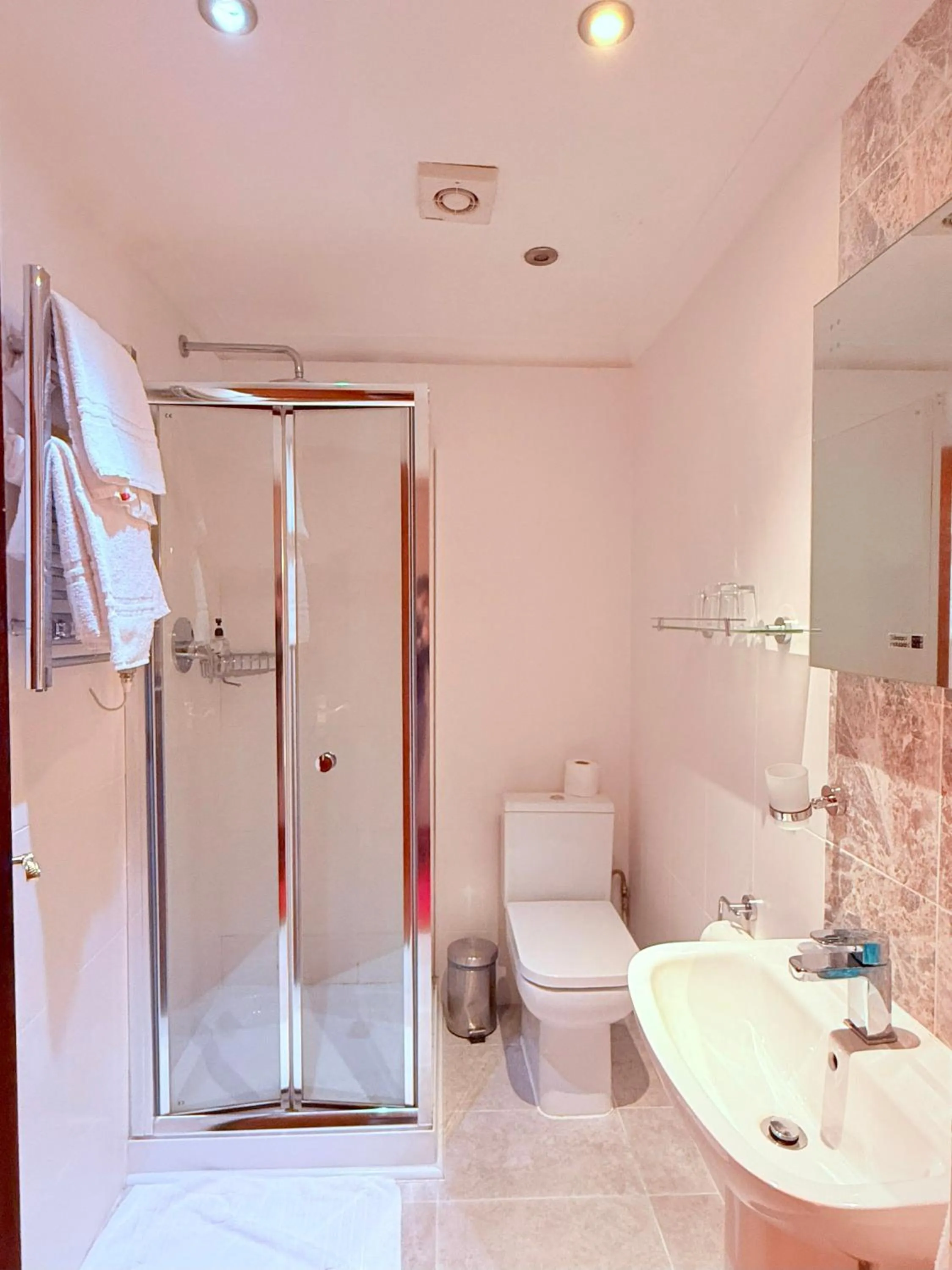 Bathroom in Albro House Hotel, London