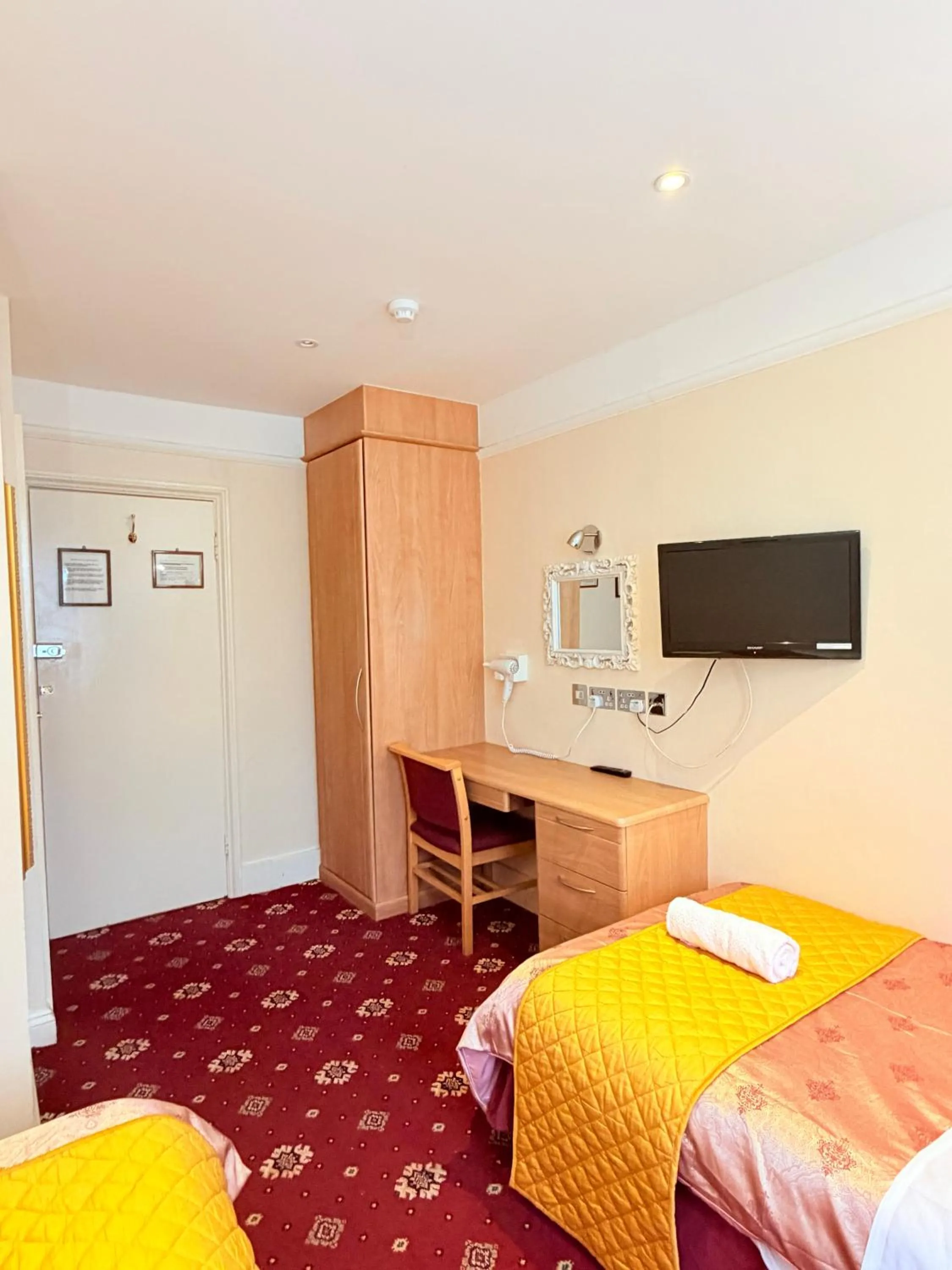 Bed in Albro House Hotel, London