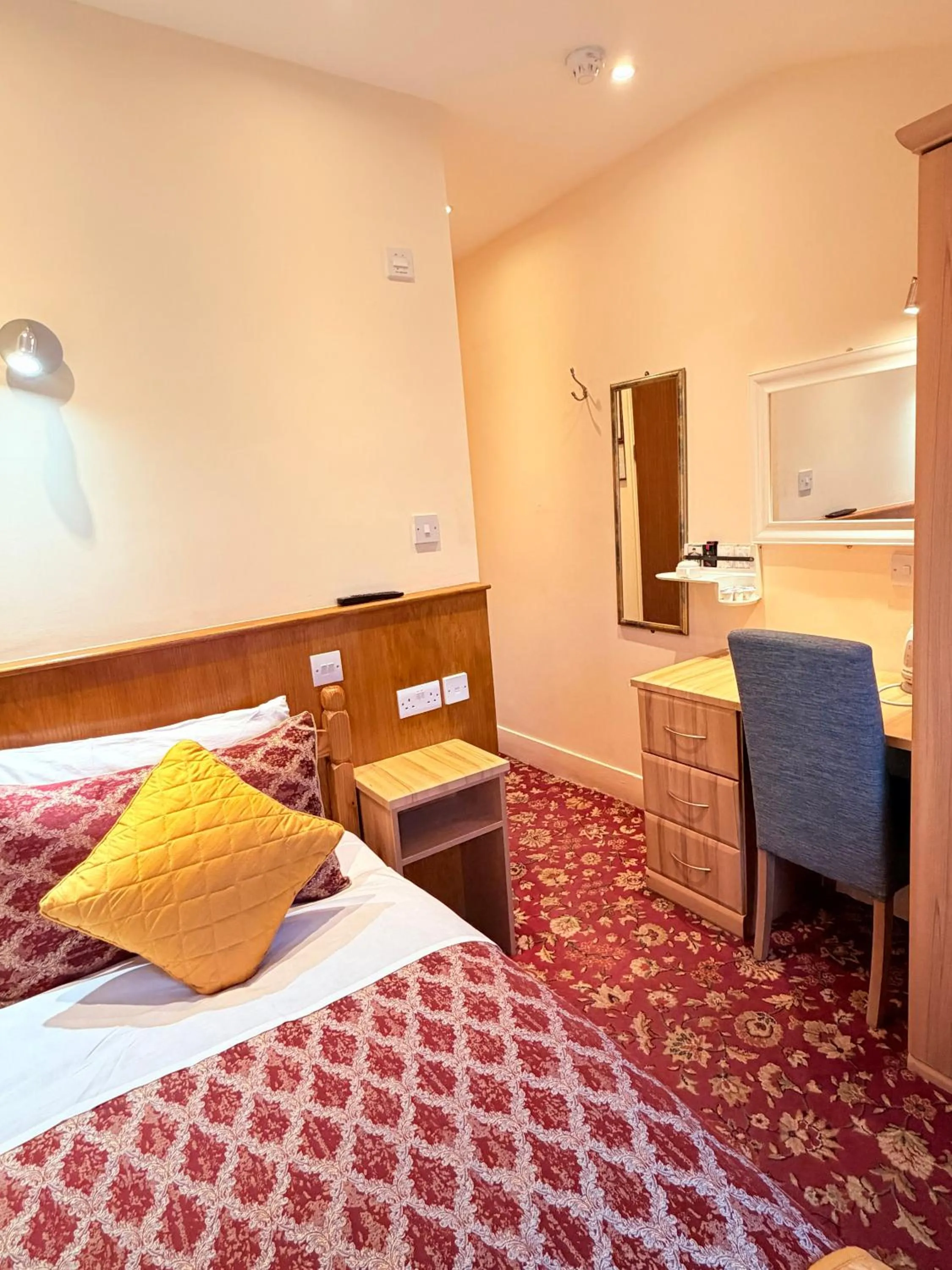 Bed in Albro House Hotel, London