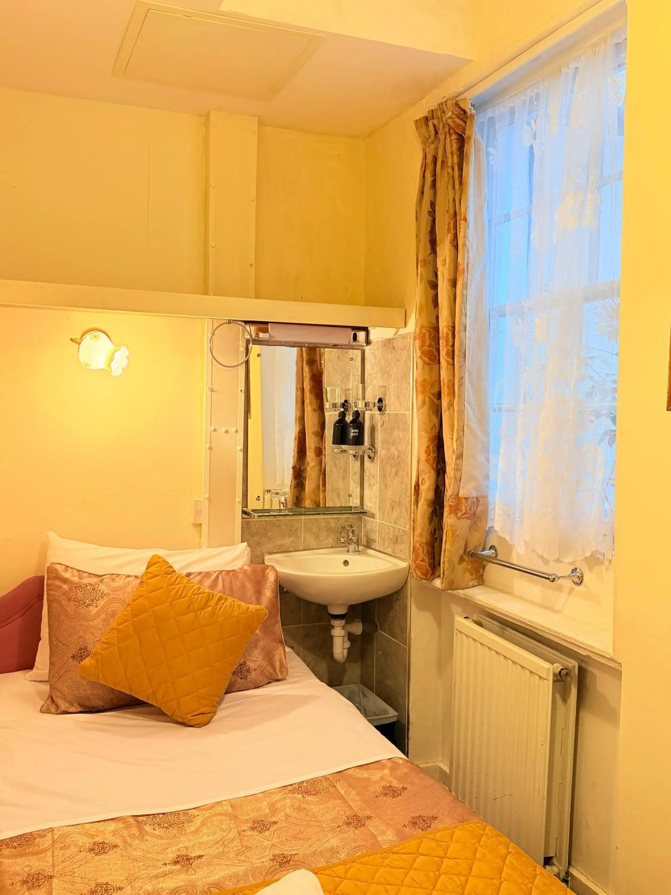 Bed in Albro House Hotel, London