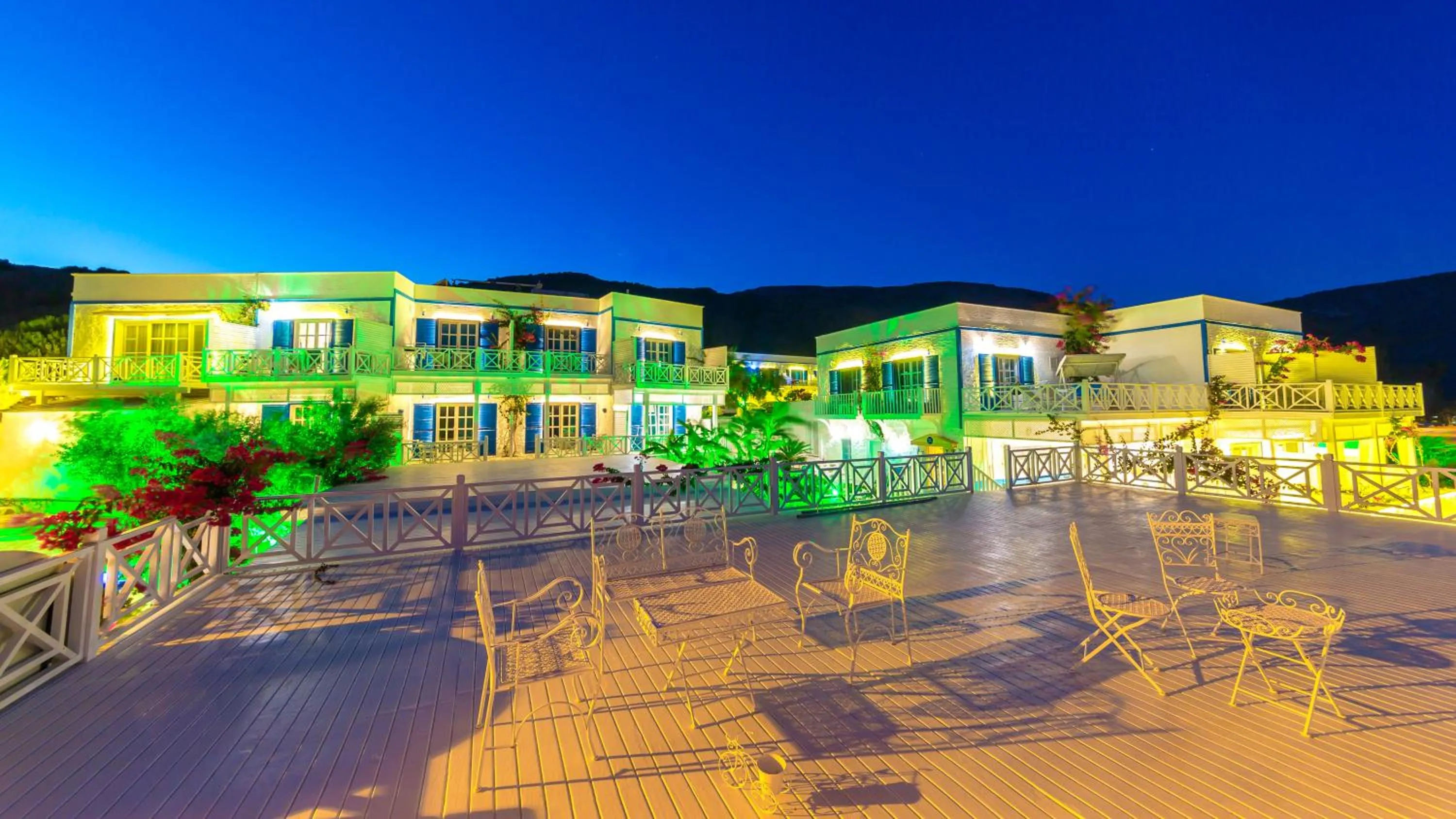 Property building, Swimming Pool in Hotel Mavi Beyaz