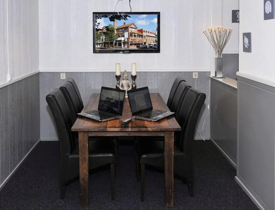 Restaurant/places to eat in Hotel Royal