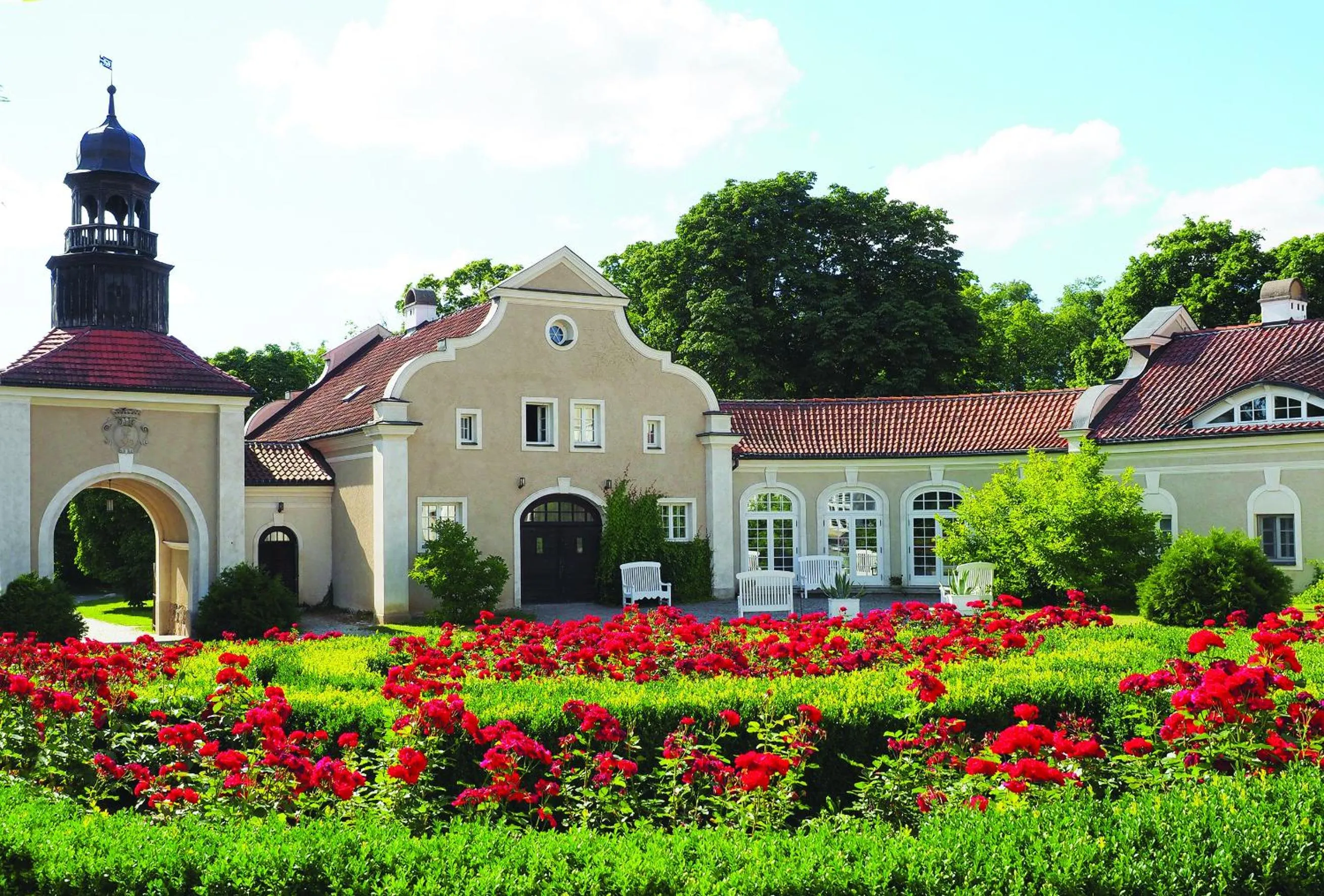 Facade/entrance in Pałac Galiny