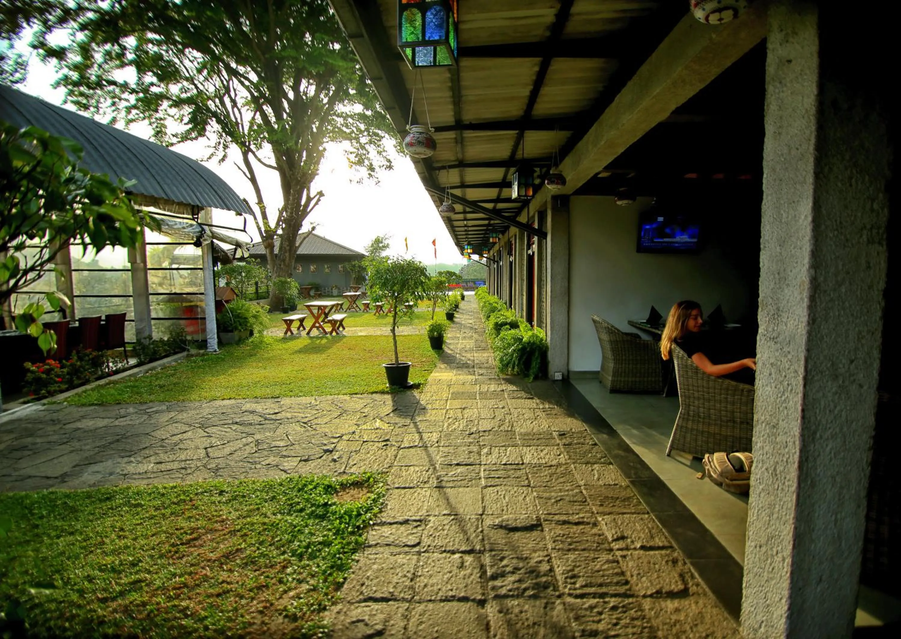 Restaurant/places to eat in Thilanka Hotel