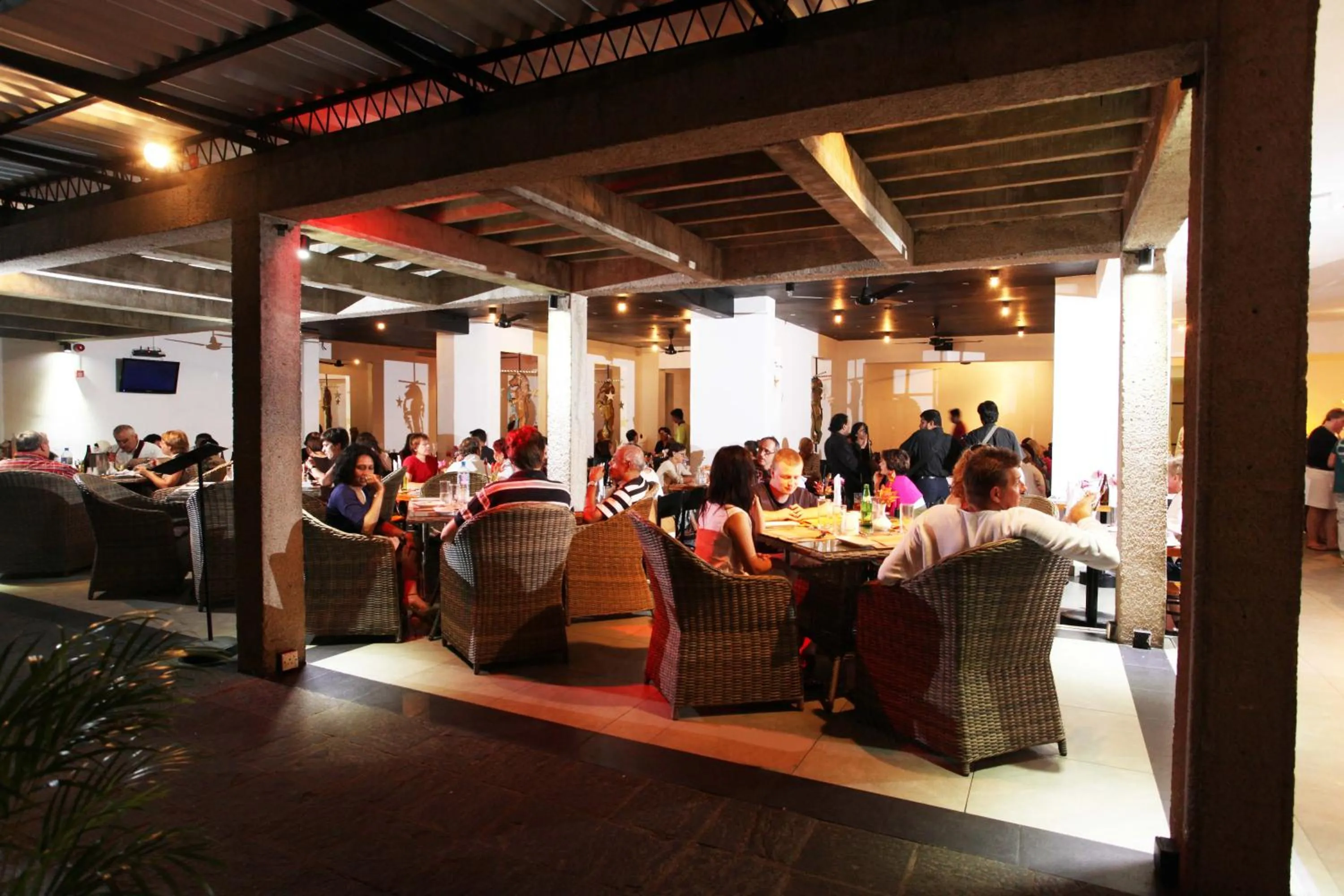 Restaurant/places to eat in Thilanka Hotel