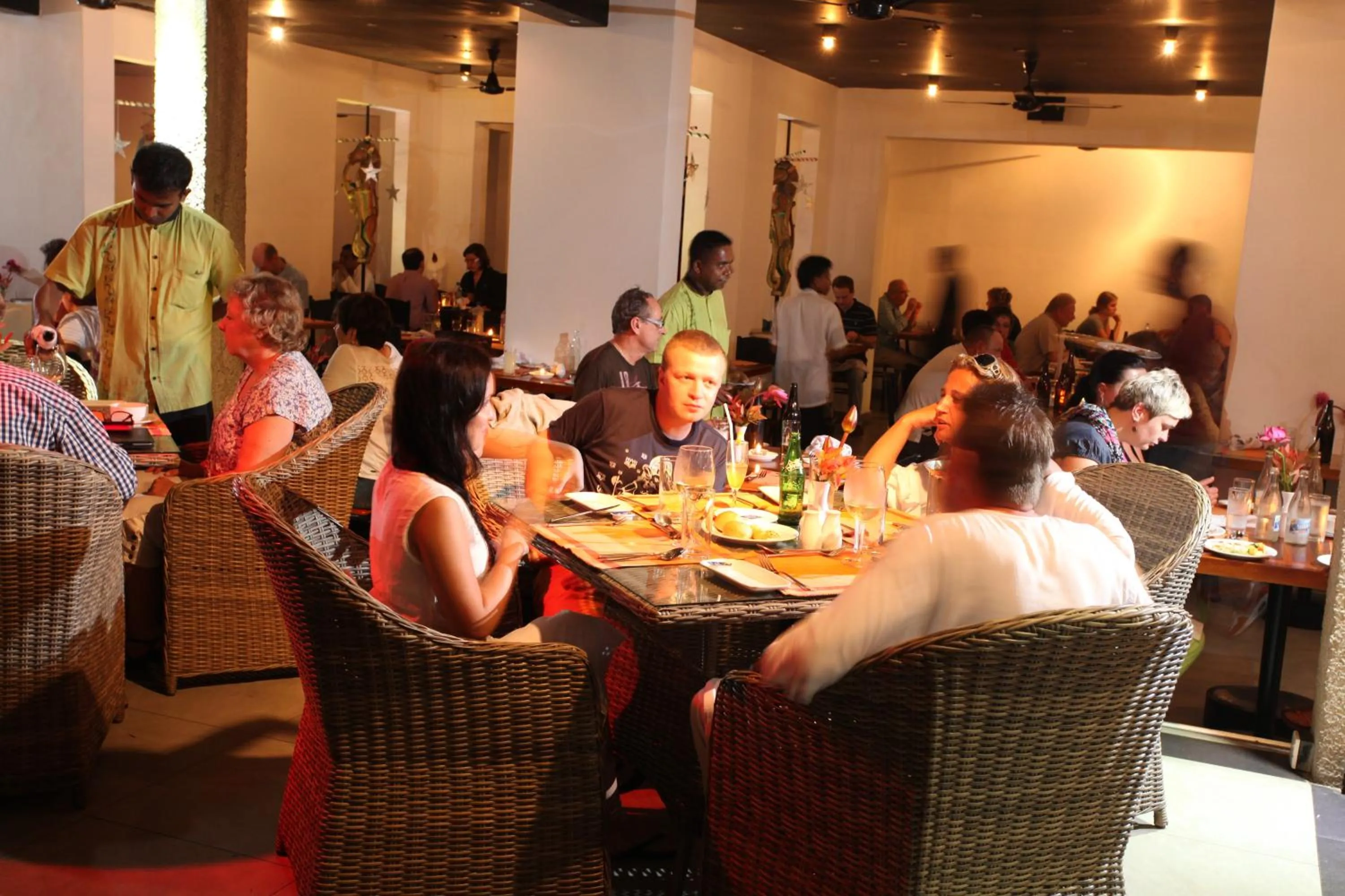 Restaurant/places to eat in Thilanka Hotel