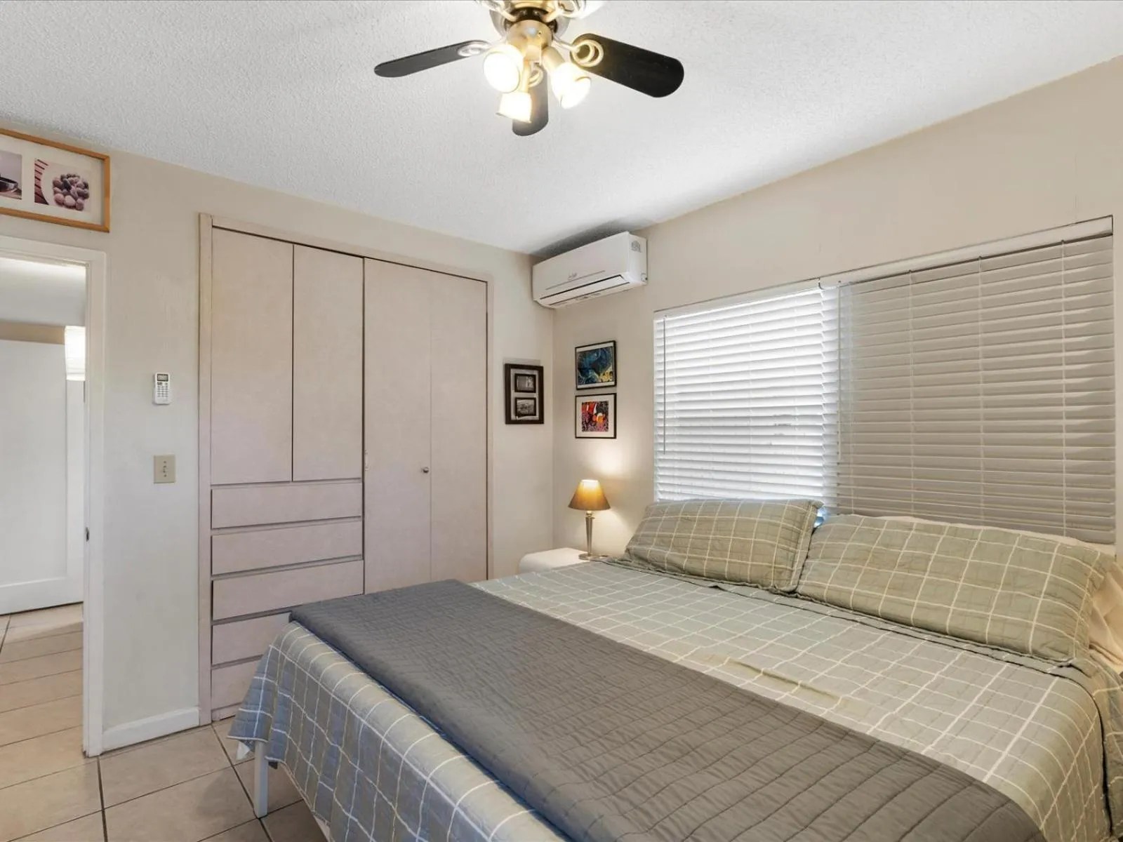 Bed in Holiday Isle Yacht Club