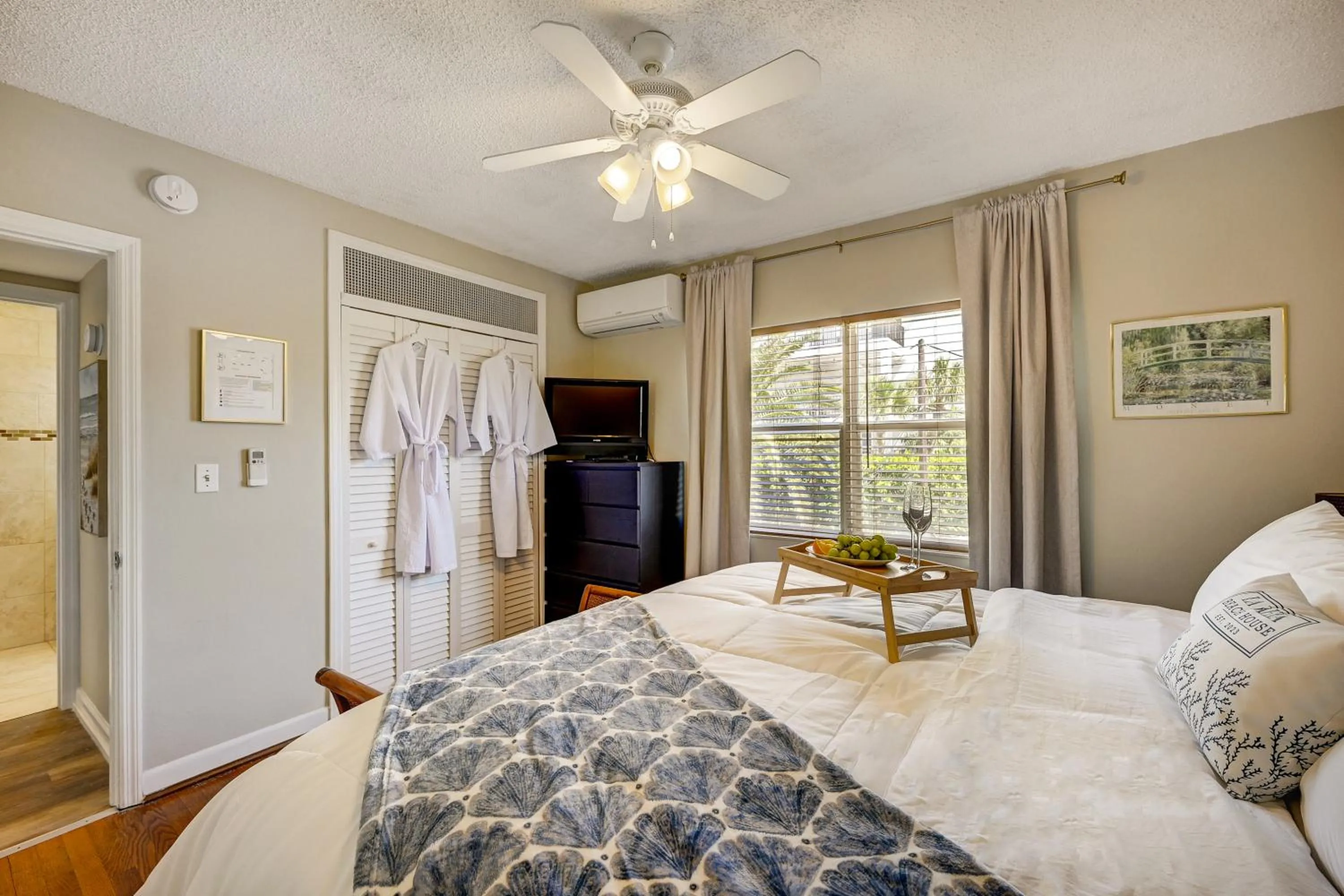 Bed in Holiday Isle Yacht Club