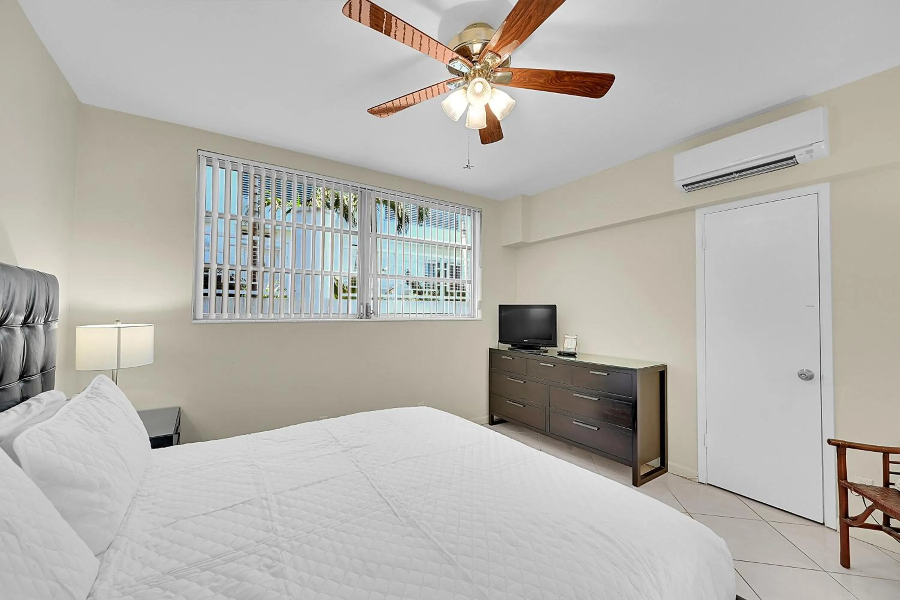 Bed in Holiday Isle Yacht Club