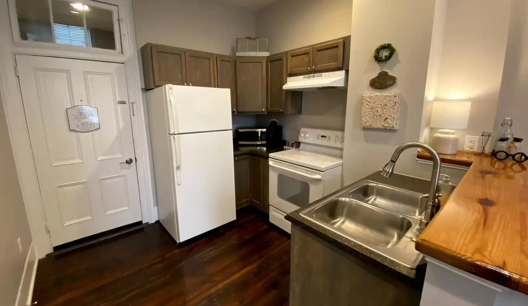 Lillian in Hotel Laurance Lillian in Hotel Laurance