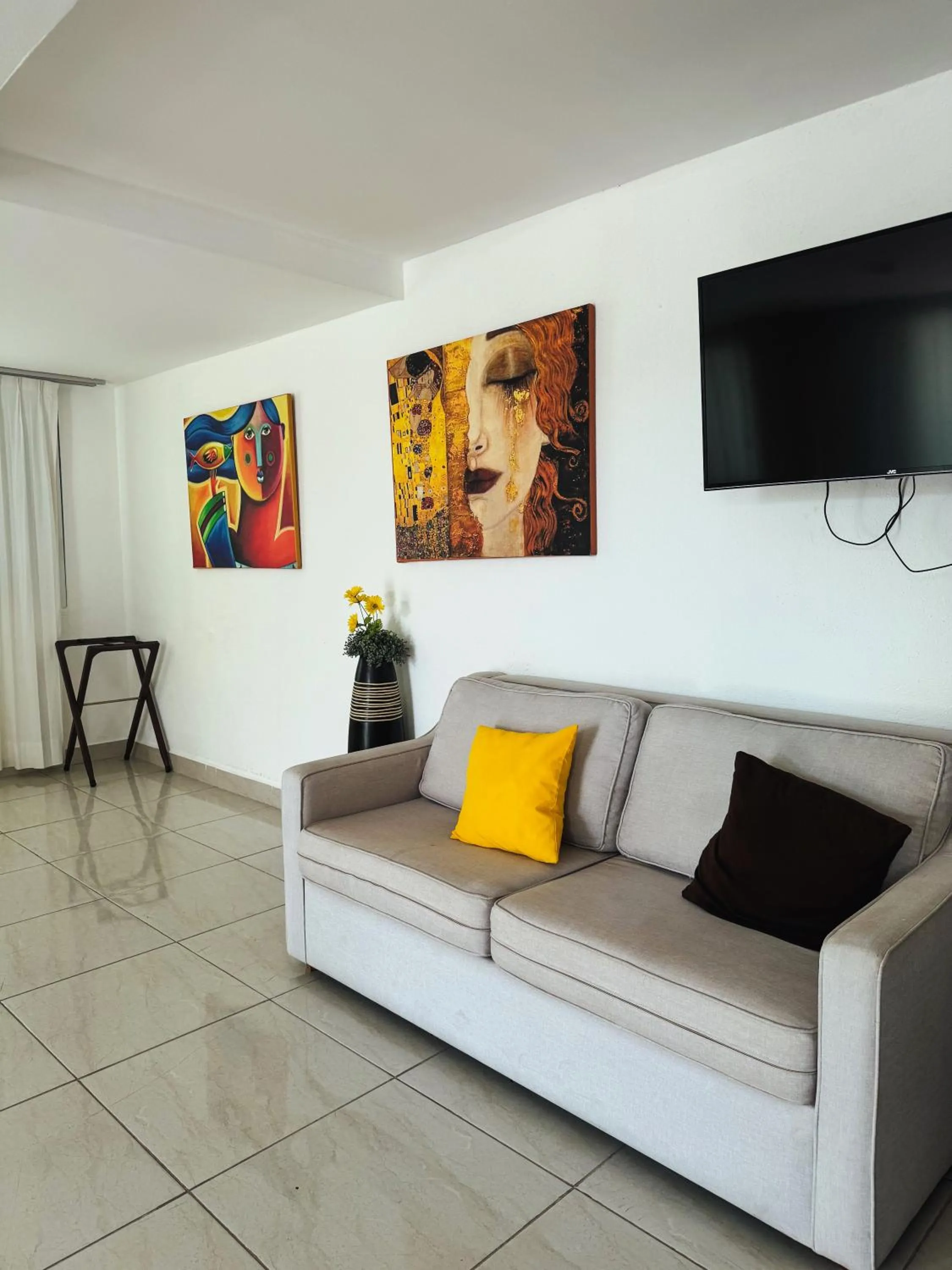 Communal lounge/ TV room in Illusion Boutique "Near Beach"