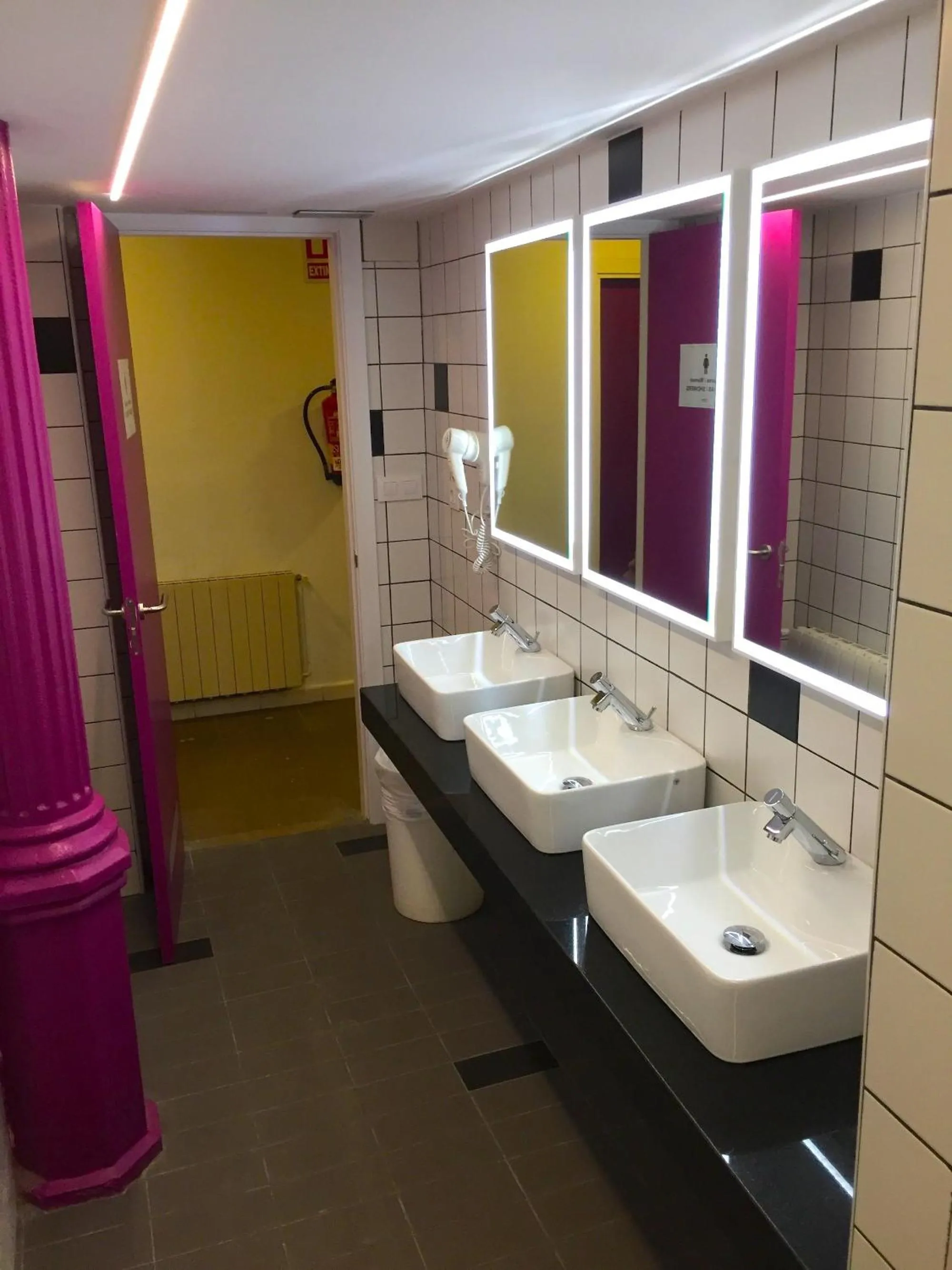 Bathroom in Safestay Barcelona Gothic