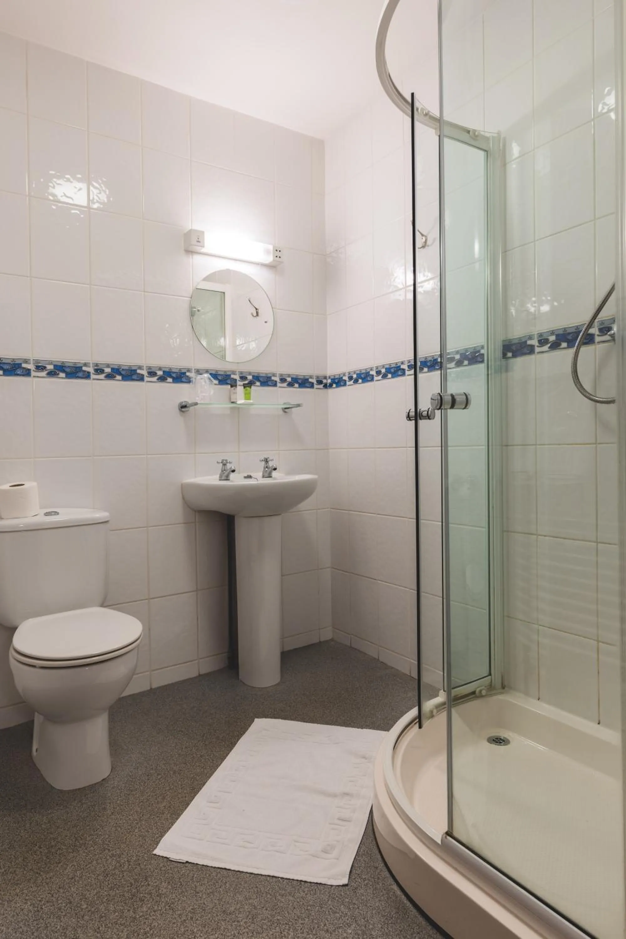 Shower in Wycliffe Hotel