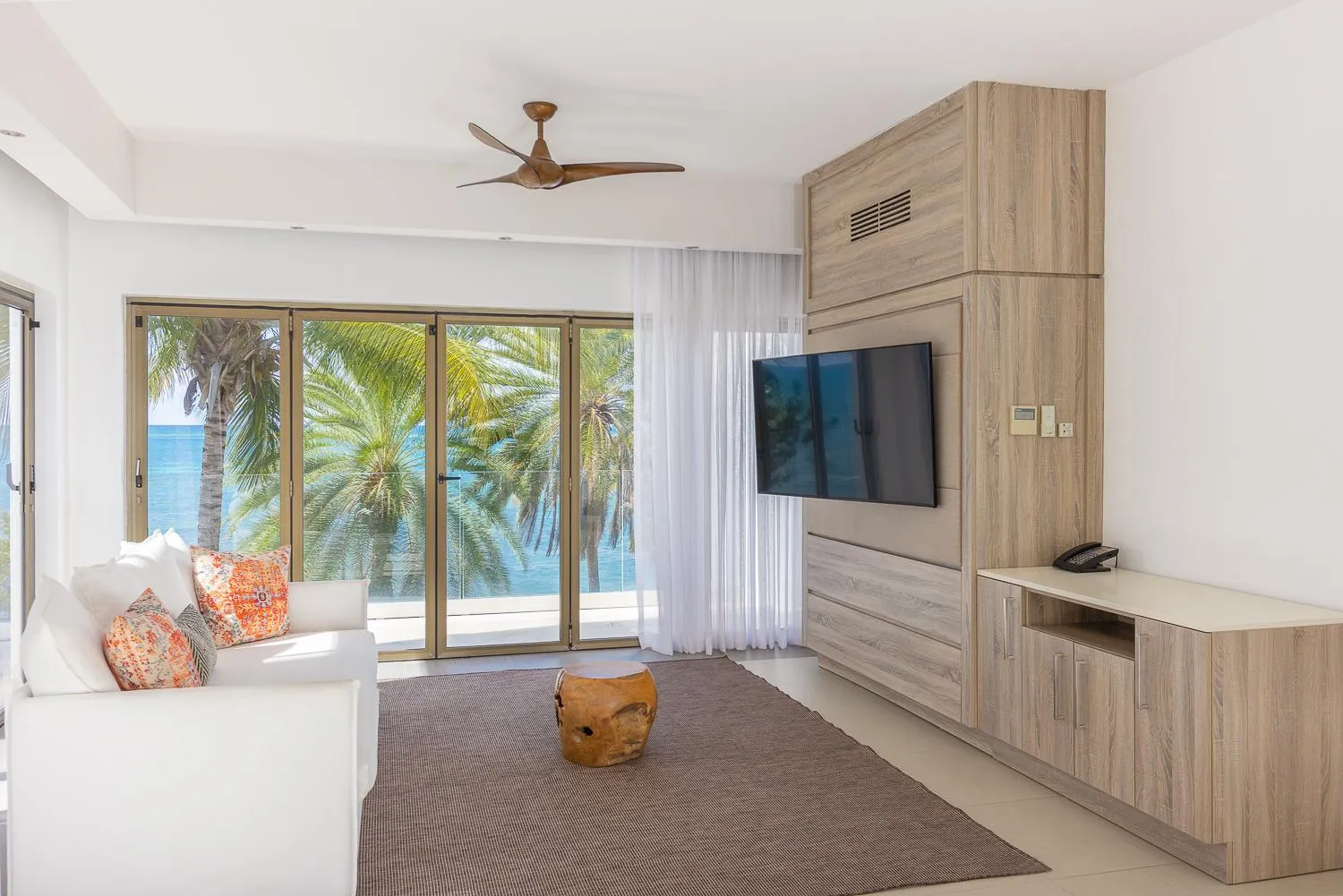 TV and multimedia in Hodges Bay Resort & Spa, an HQ Luxury Resort & Residences