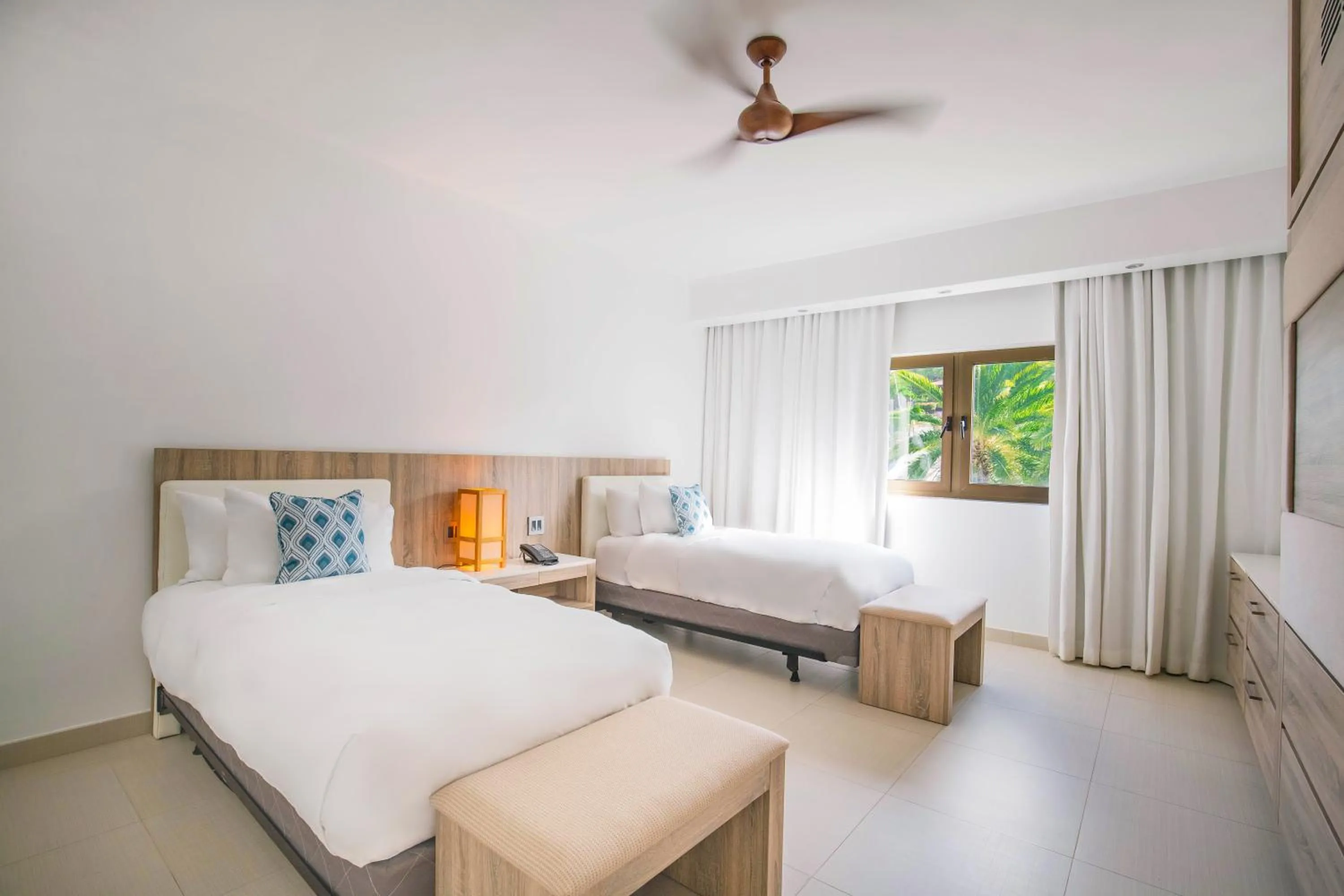 Restaurant/places to eat, Bed in Hodges Bay Resort & Spa, an HQ Luxury Resort & Residences