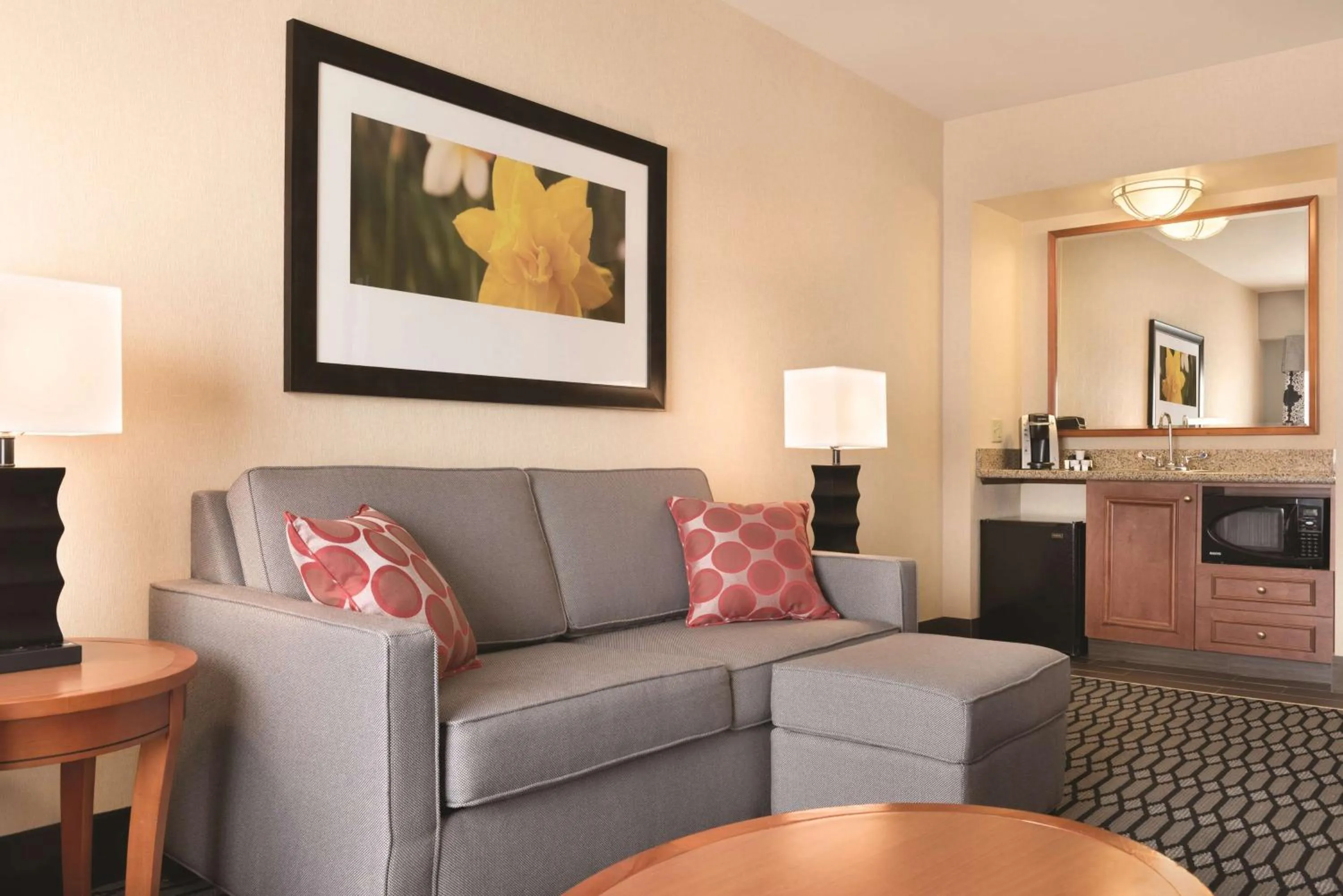 Living room in Hilton Garden Inn Akron-Canton Airport