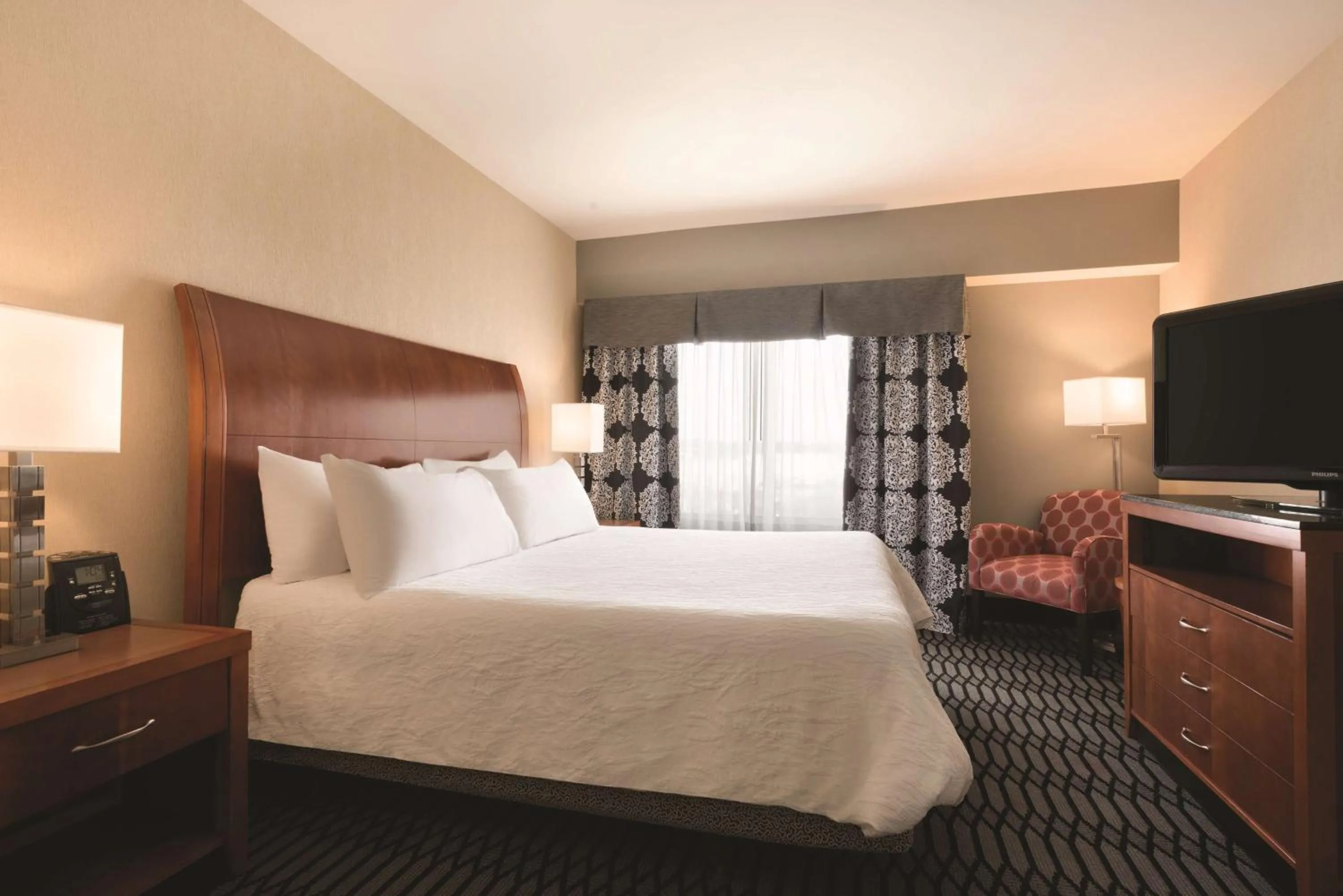 Bed in Hilton Garden Inn Akron-Canton Airport