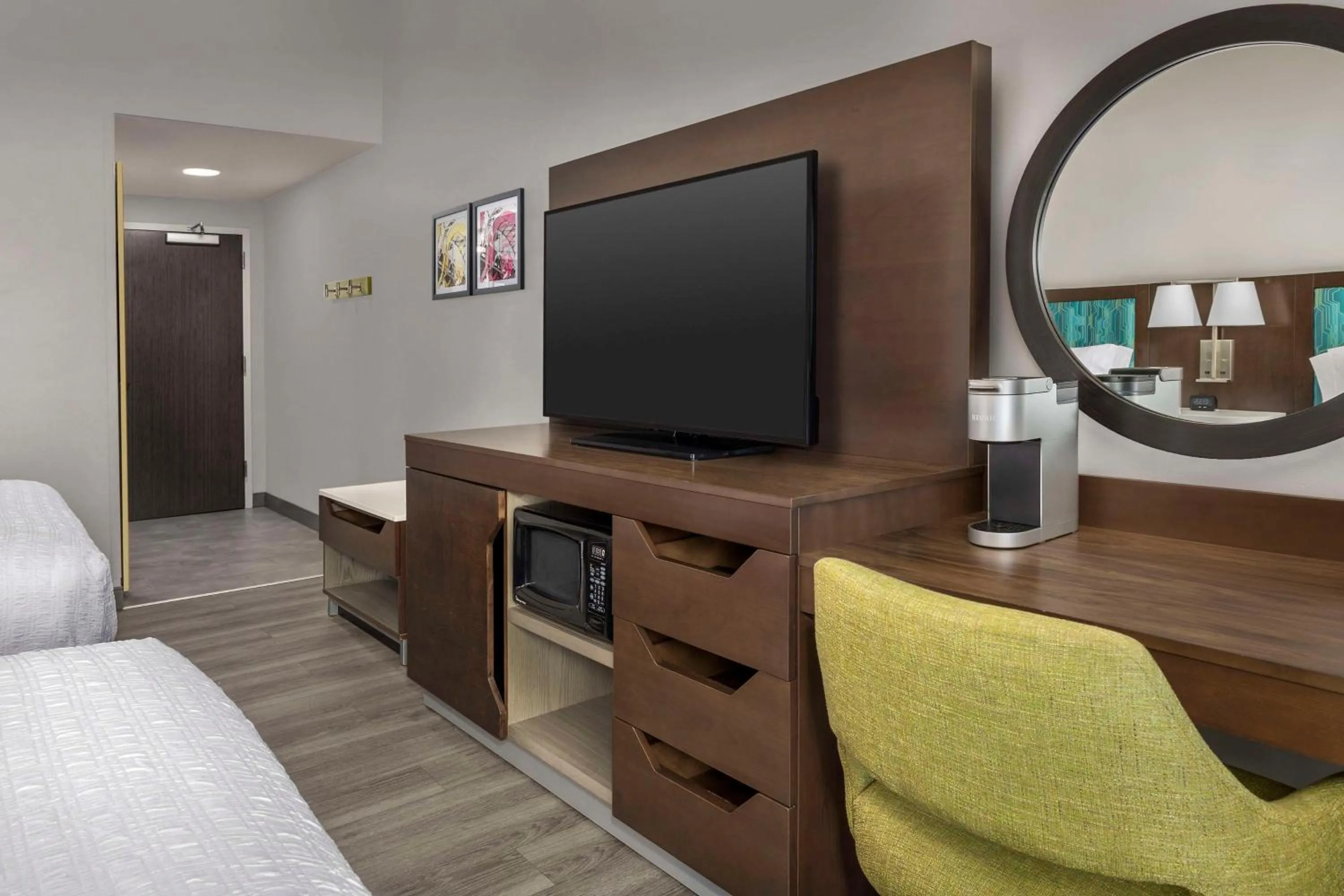 Coffee/tea facilities, Bed in Hampton Inn Birmingham I-65/Lakeshore Drive