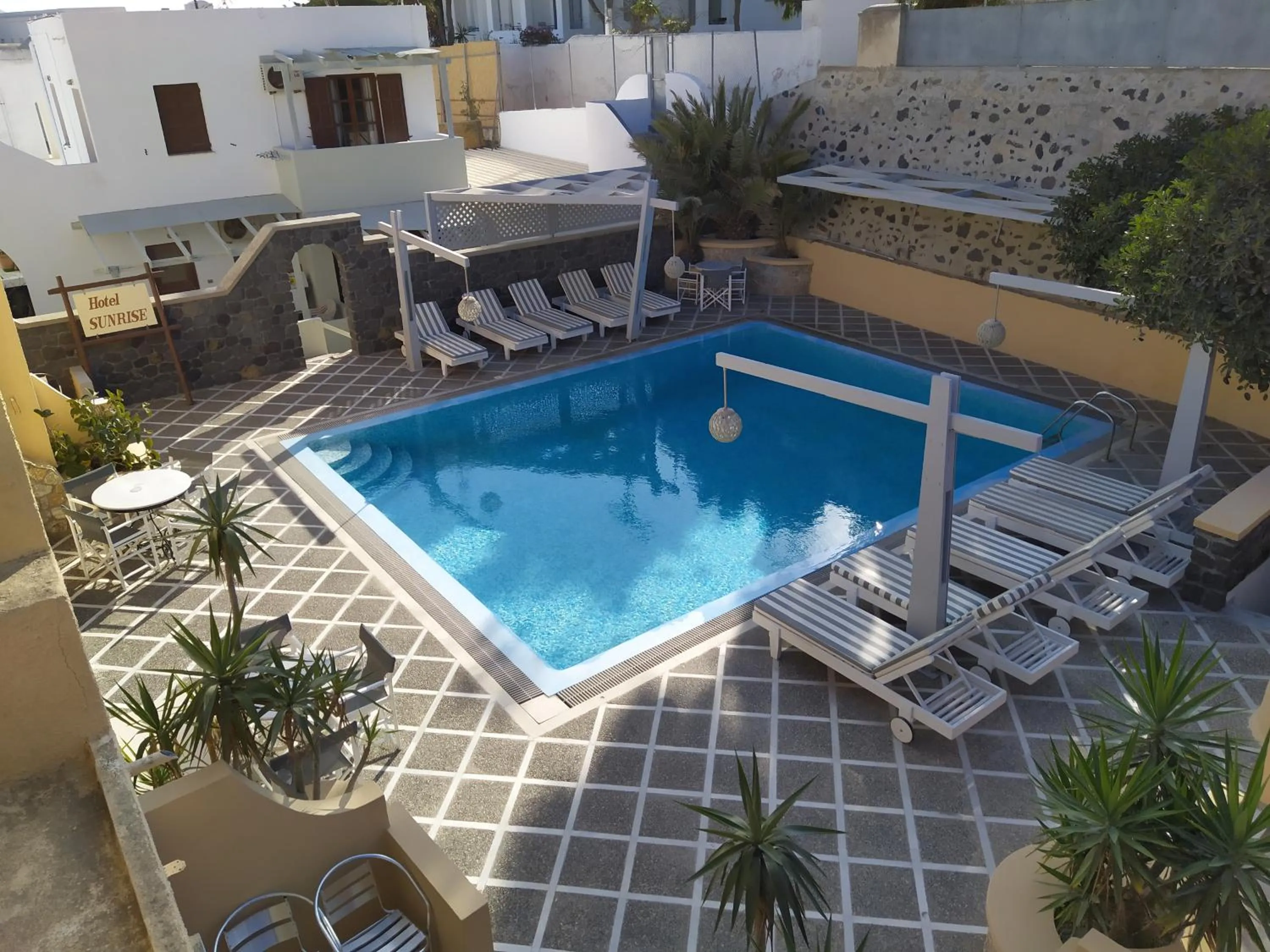 Swimming pool in Hotel Sunrise