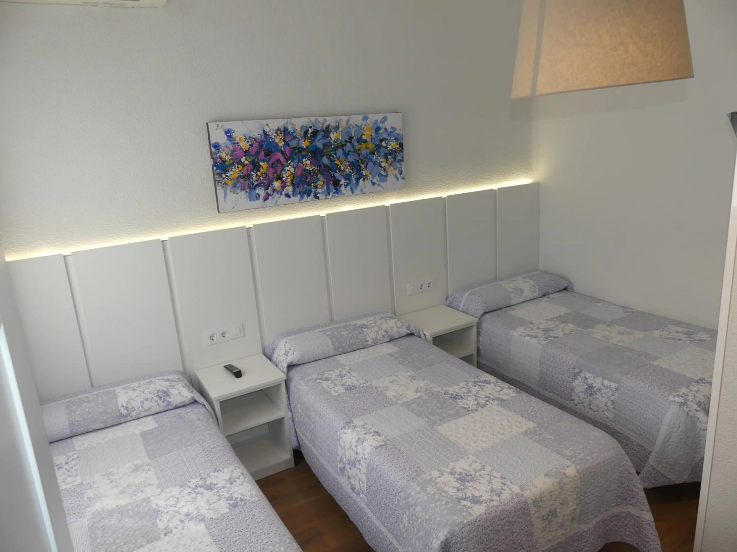 Bed in Hostal America