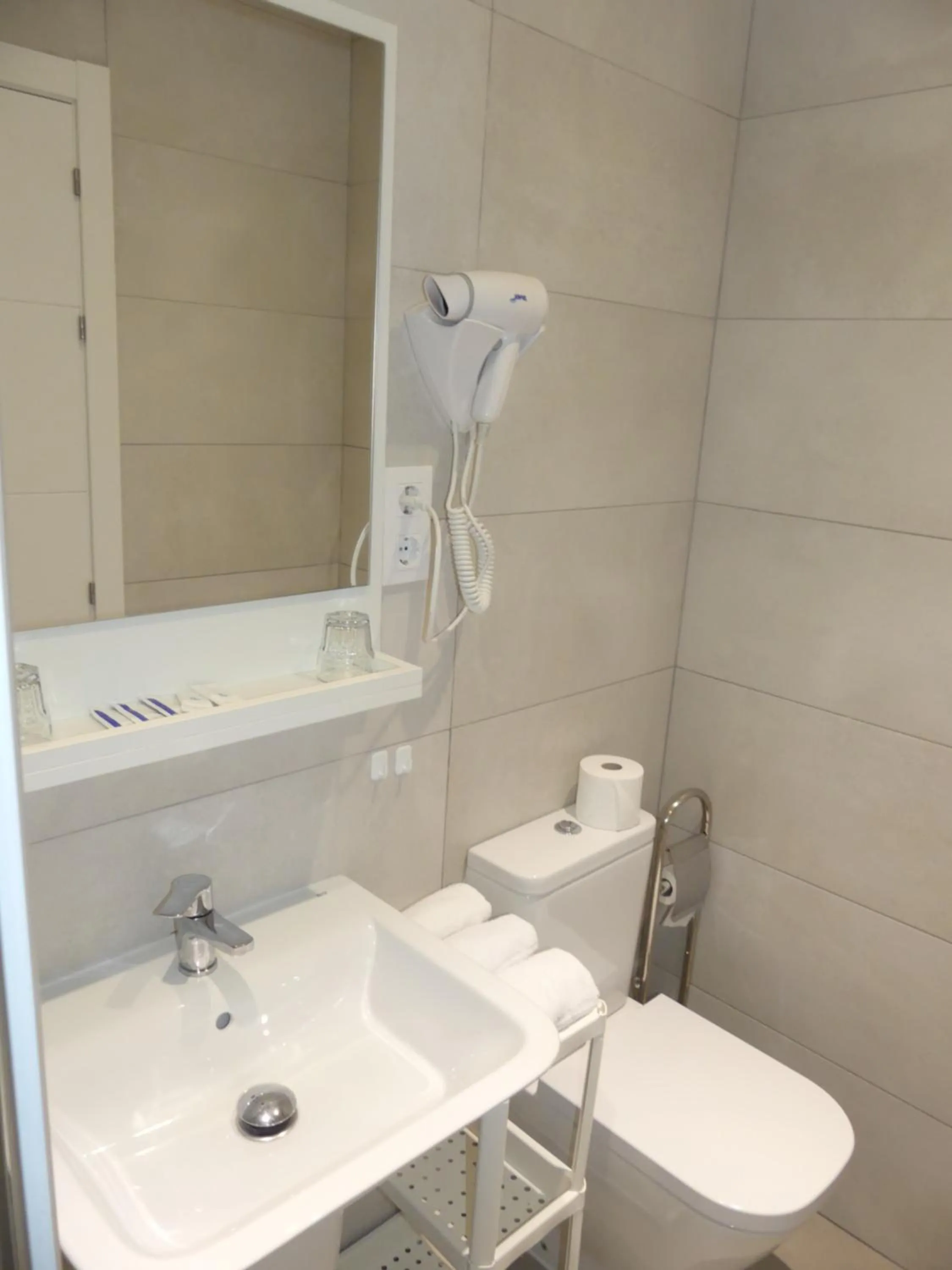 Shower in Hostal America