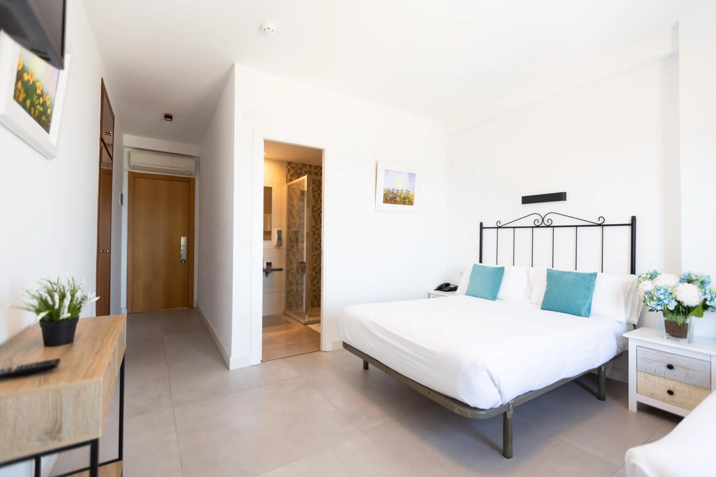 Bathroom, Bed in Hotel Mediterráneo by Croma