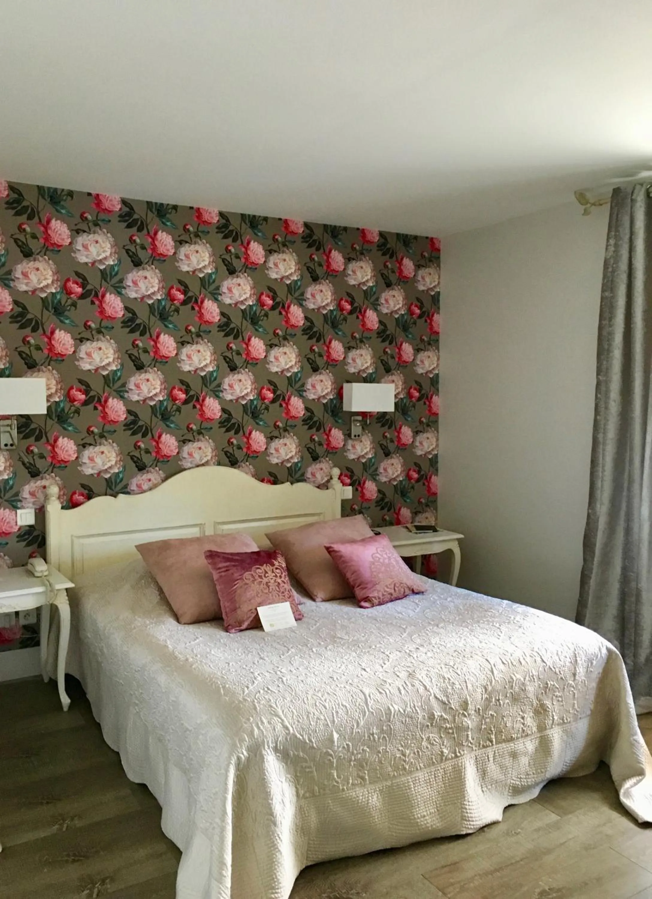 Photo of the whole room, Bed in Auberge Du Lac