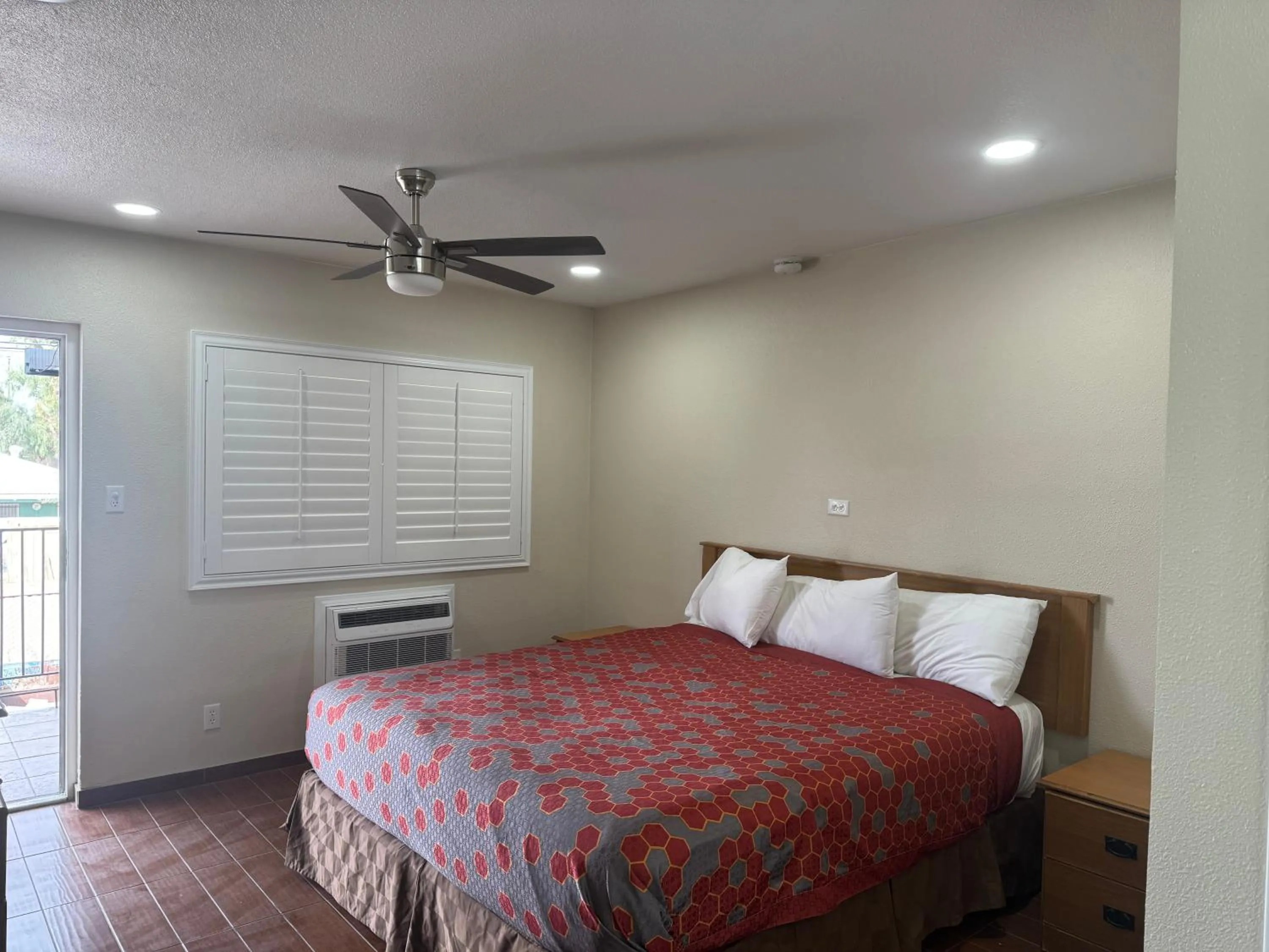 Photo of the whole room, Bed in Townhouse Inn and Suites