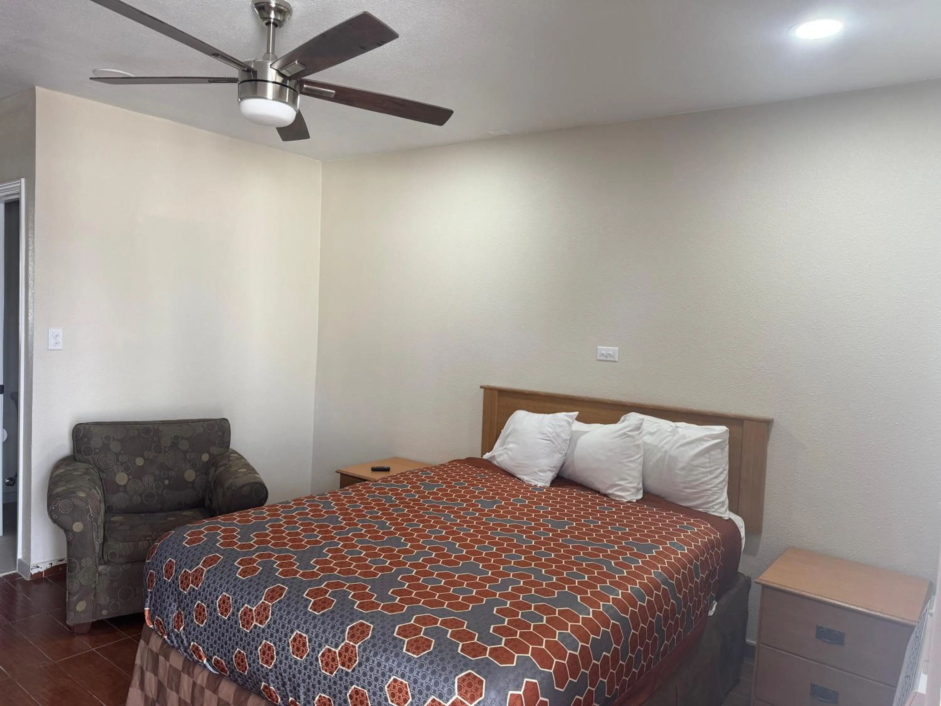 Photo of the whole room, Bed in Townhouse Inn and Suites