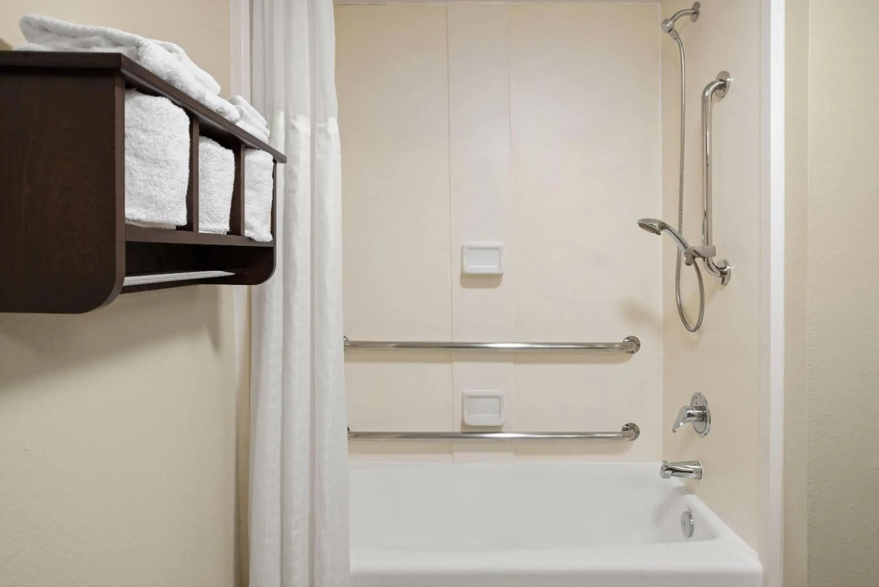 King Room with Tub and Grab Bars - Mobility/Hearing Accessible - Non-Smoking in Wingate by Wyndham Buckhannon King Room with Tub and Grab Bars - Mobility/Hearing Accessible - Non-Smoking in Wingate by Wyndham Buckhannon