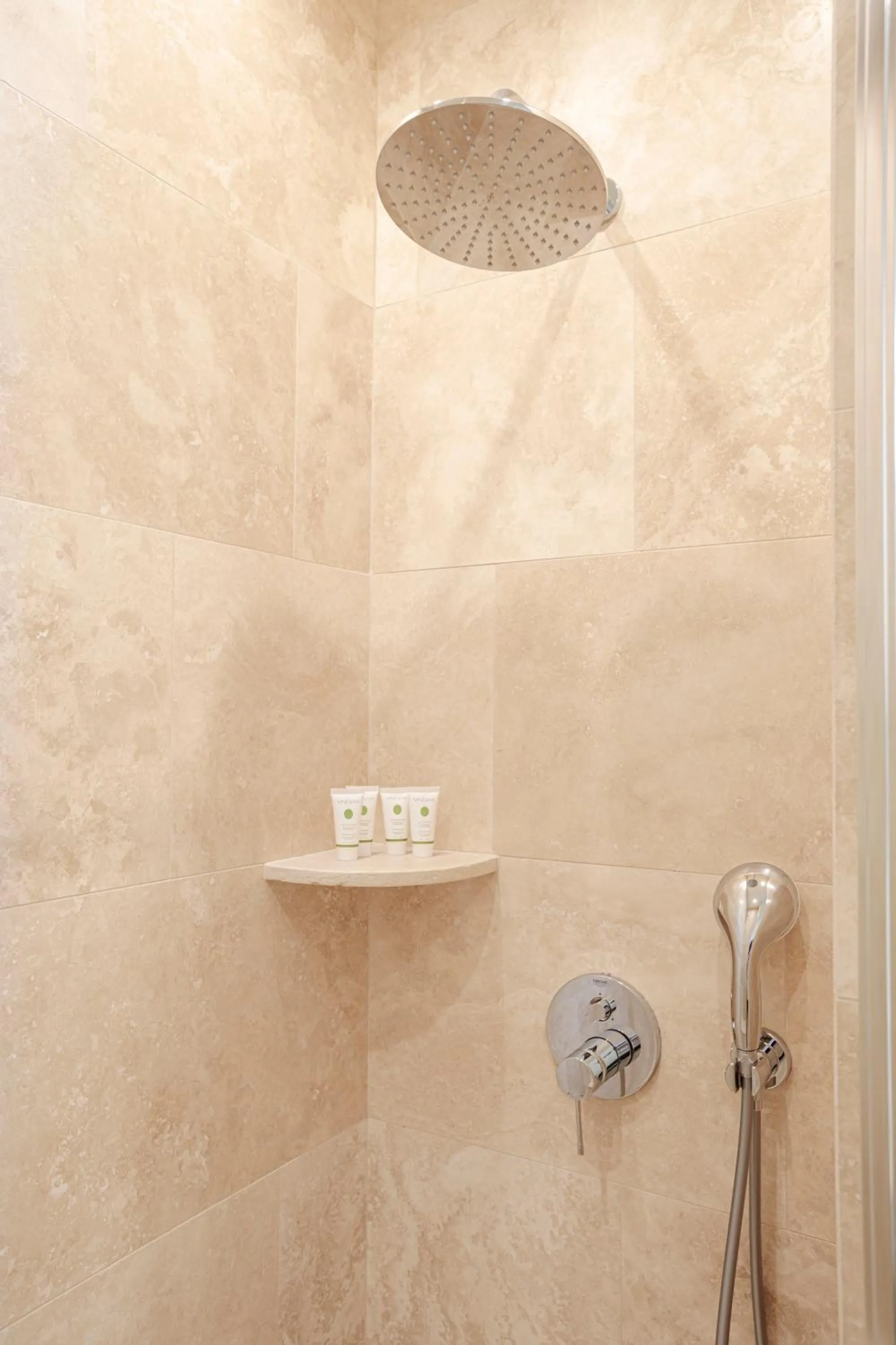 Bathroom in Hôtel Restaurant De La Poste & Du Lion D'or