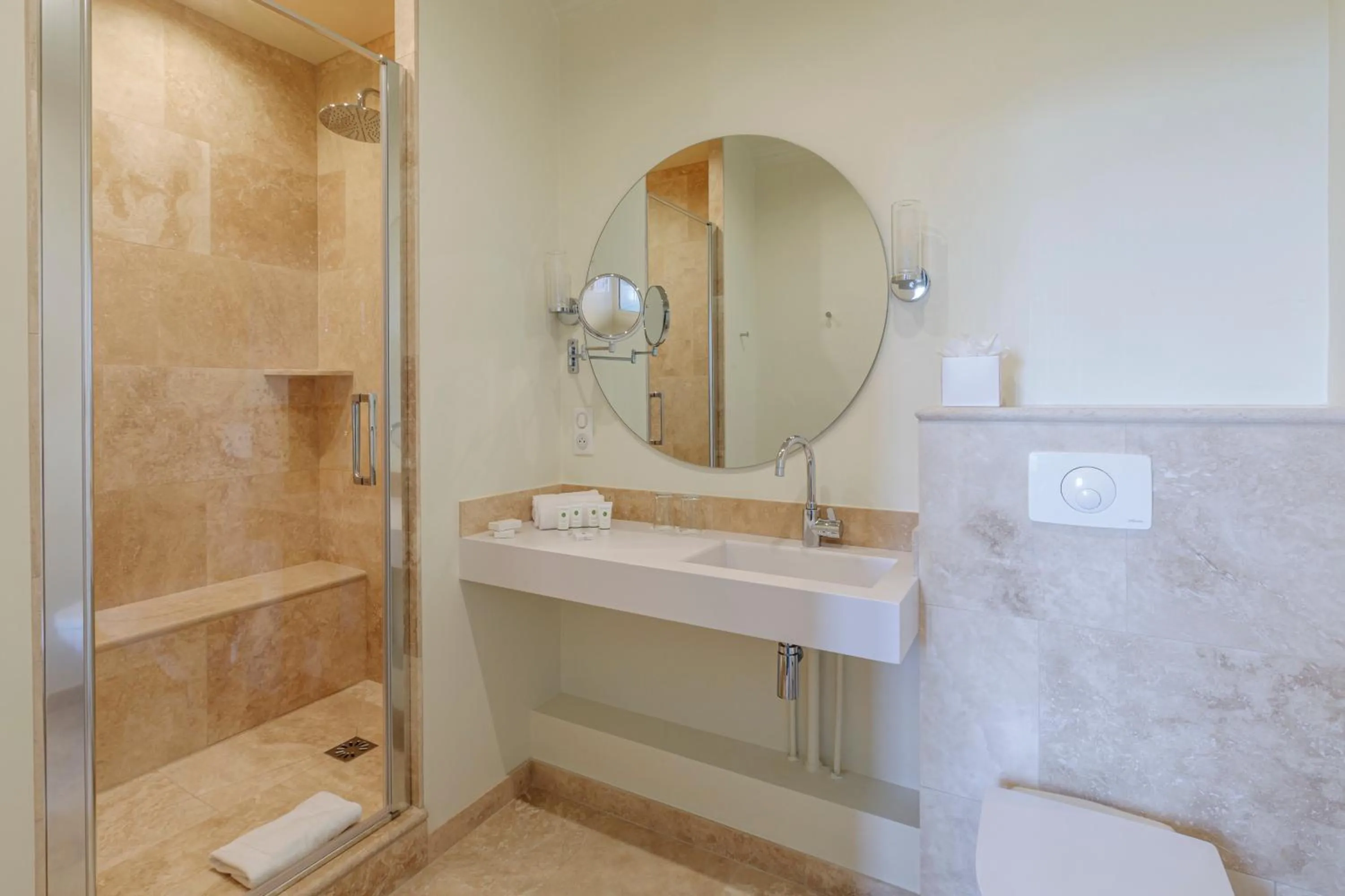 Bathroom in Hôtel Restaurant De La Poste & Du Lion D'or