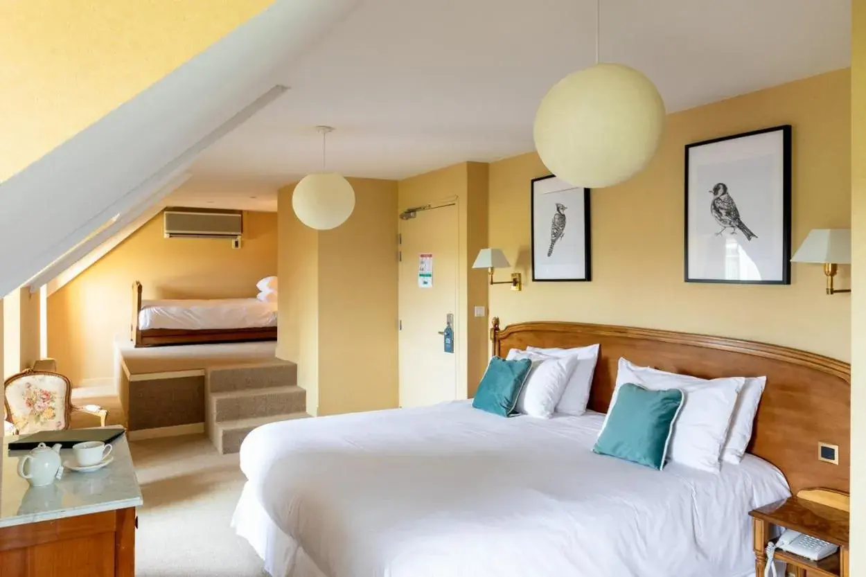 Superior Triple Room in Hôtel Restaurant De La Poste & Du Lion D'or Superior Triple Room in Hôtel Restaurant De La Poste & Du Lion D'or