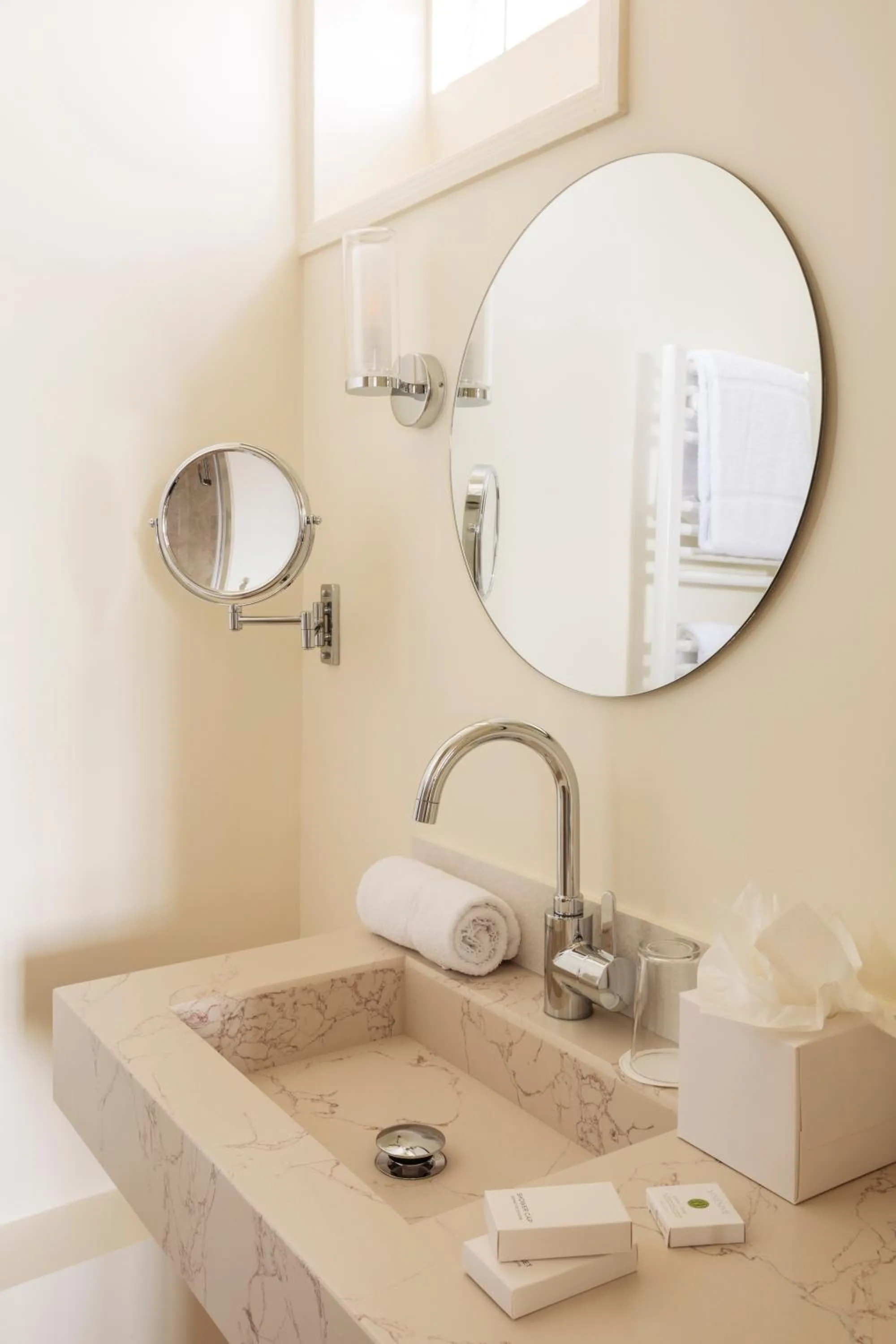 Bathroom in Hôtel Restaurant De La Poste & Du Lion D'or