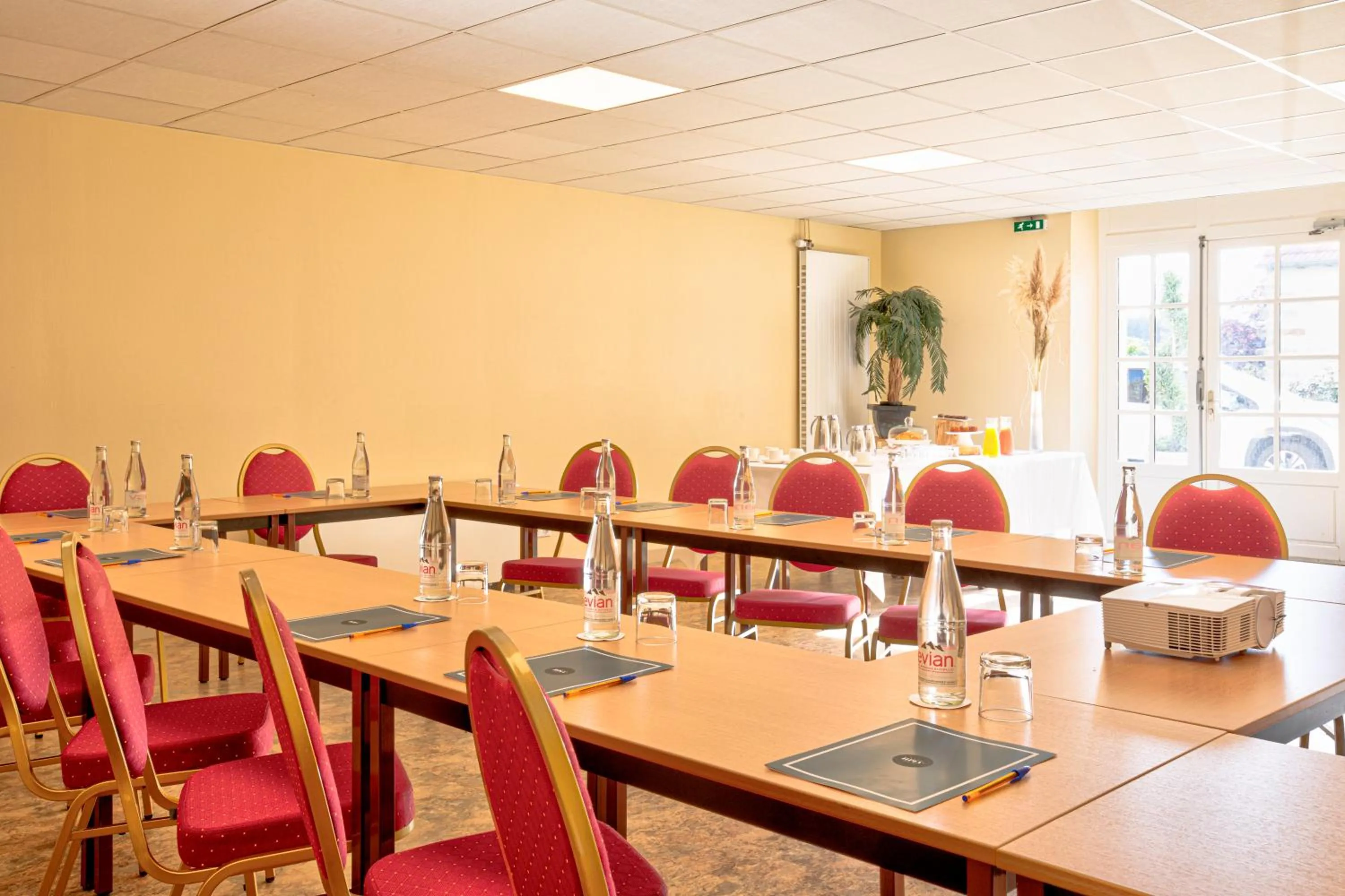 Meeting/conference room in Hôtel Restaurant De La Poste & Du Lion D'or