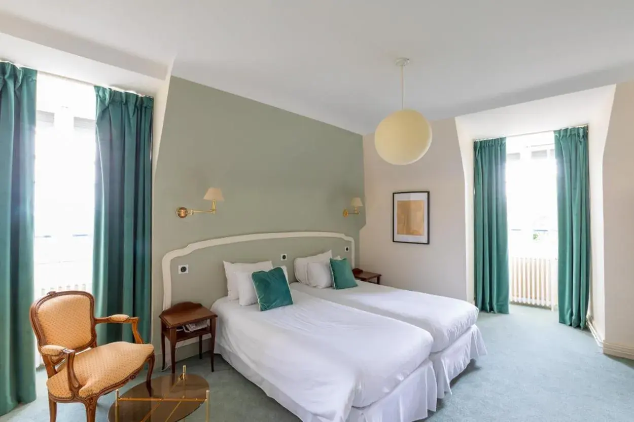 Superior Twin Room in Hôtel Restaurant De La Poste & Du Lion D'or Superior Twin Room in Hôtel Restaurant De La Poste & Du Lion D'or