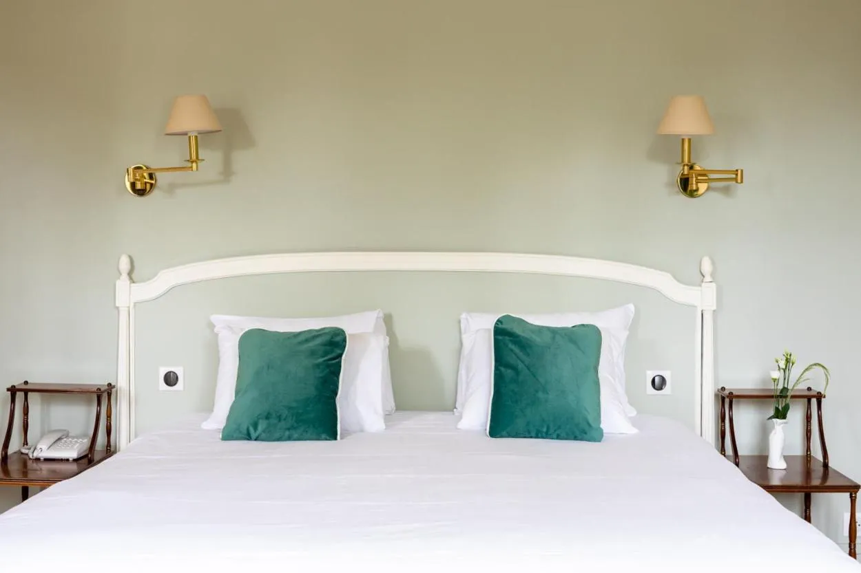 Bed in Hôtel Restaurant De La Poste & Du Lion D'or