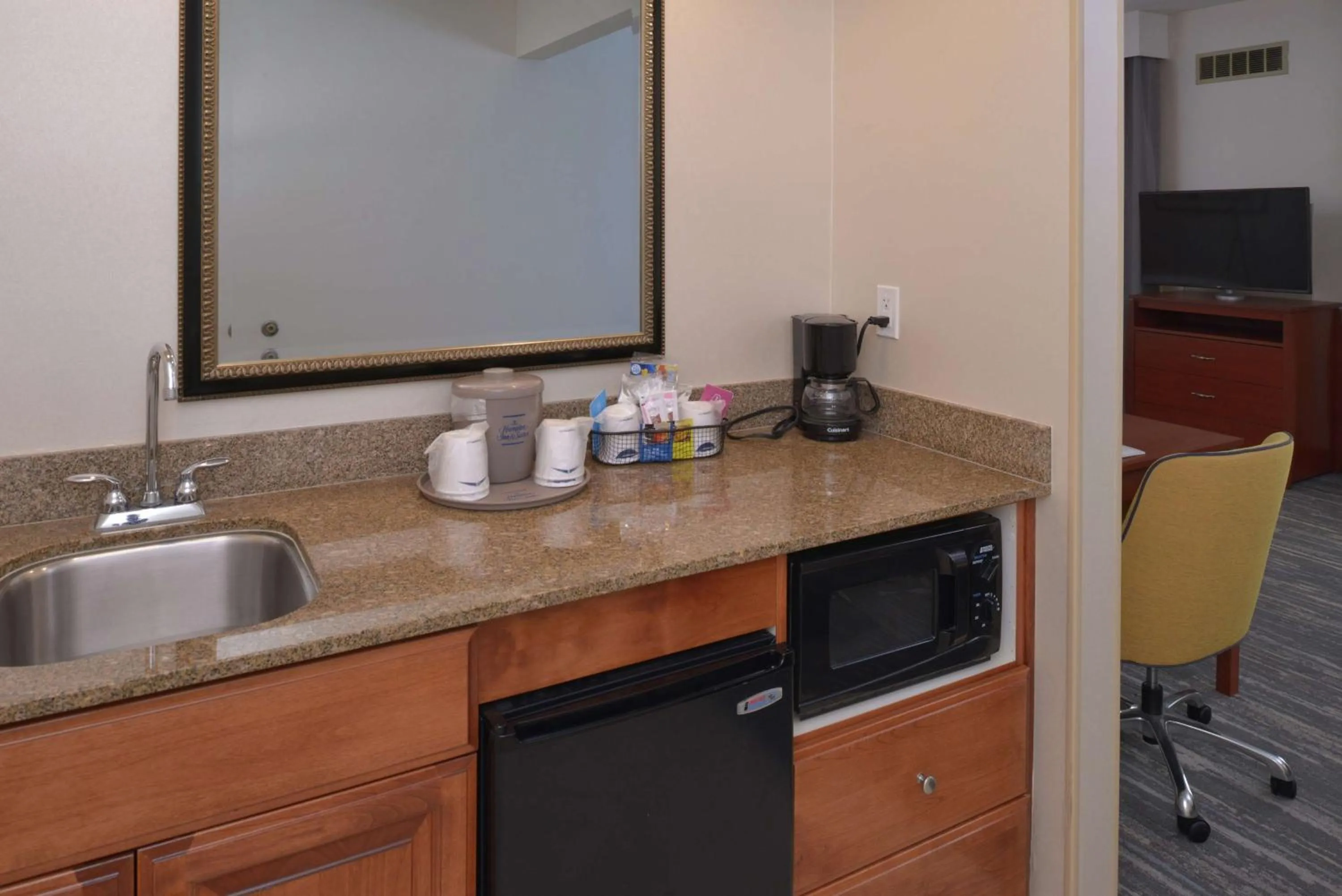 Kitchen or kitchenette in Hampton Inn and Suites Bakersfield North-Airport