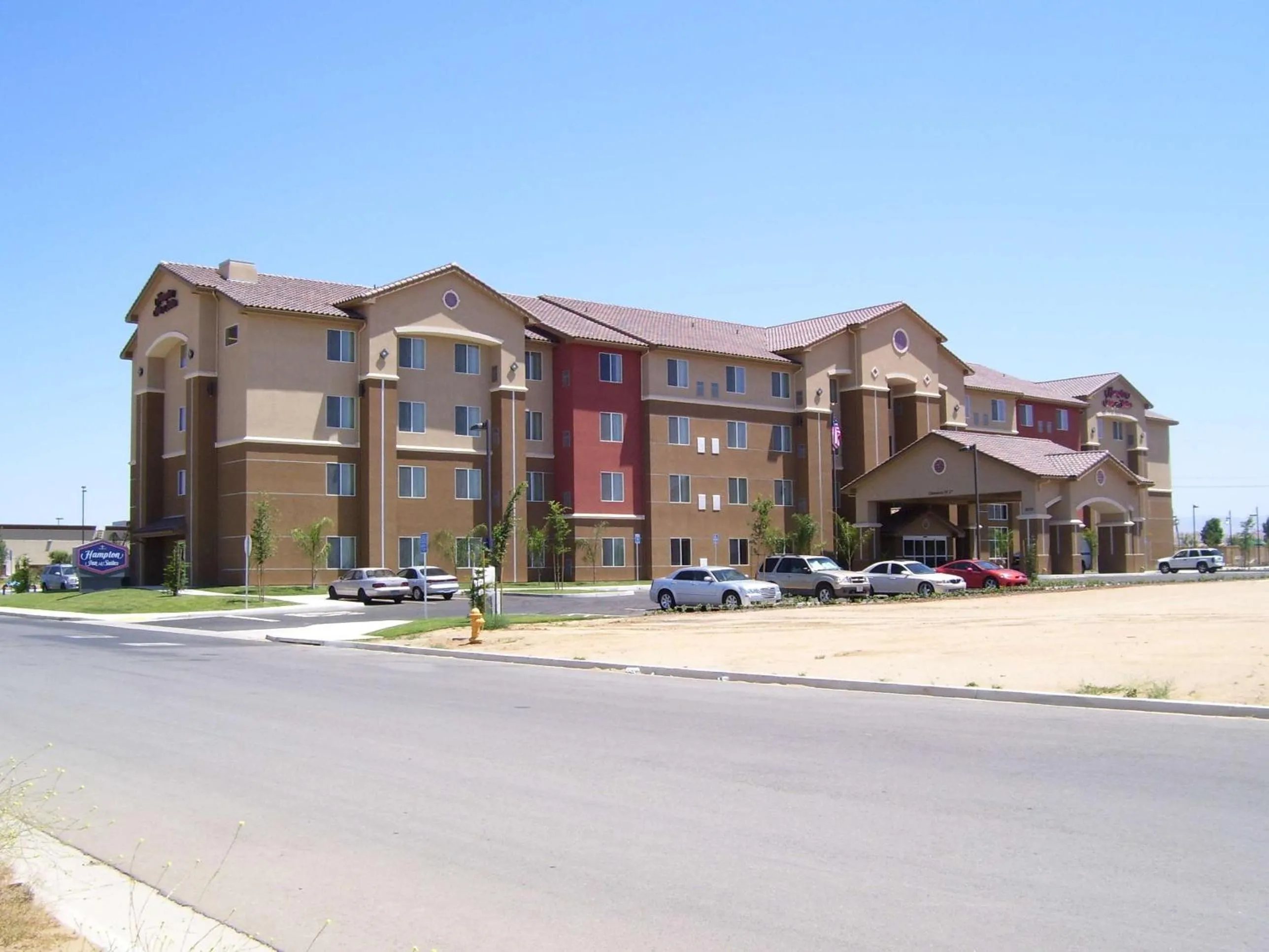 Property building in Hampton Inn and Suites Bakersfield North-Airport