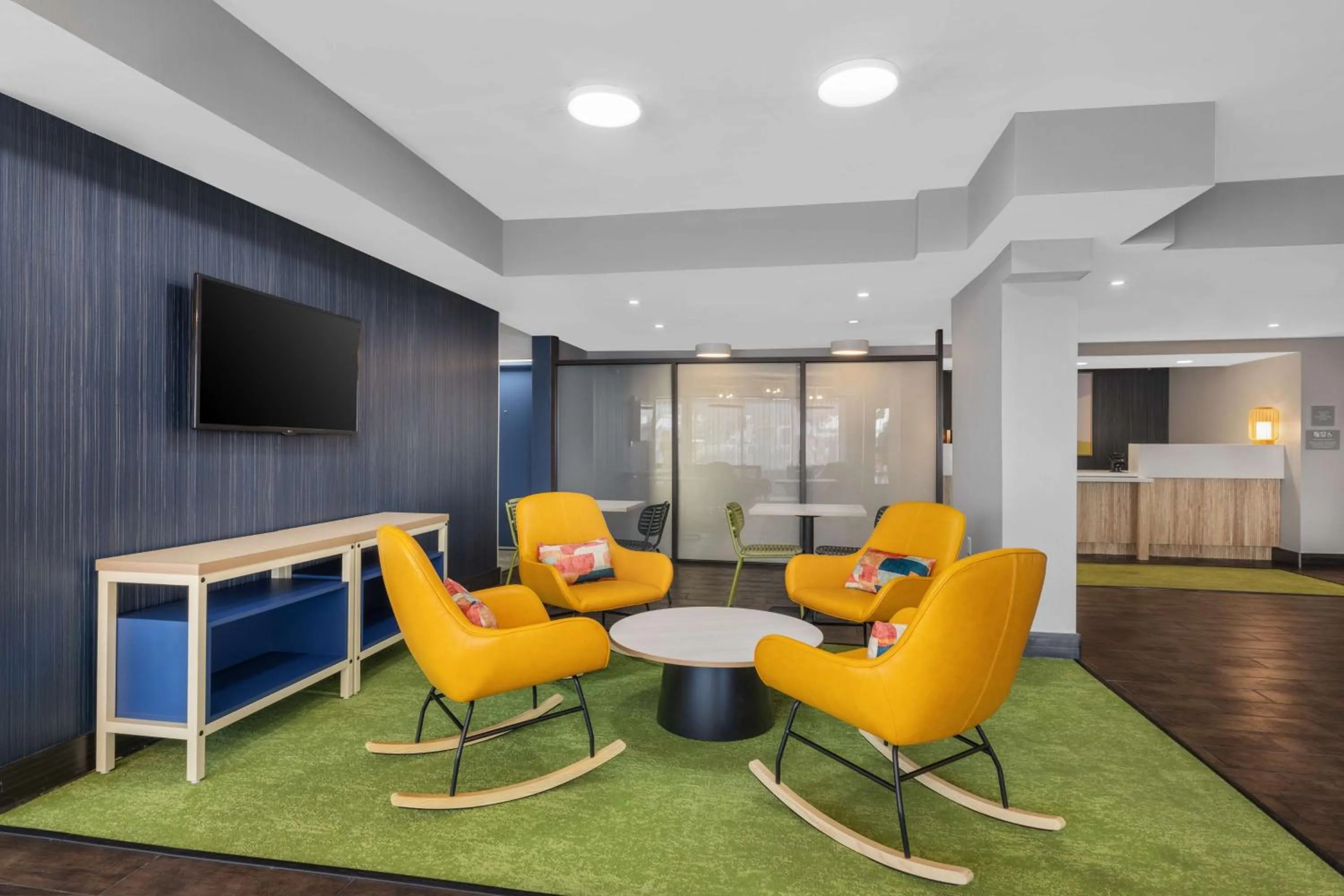 Lobby or reception in Spark by Hilton Bakersfield Central