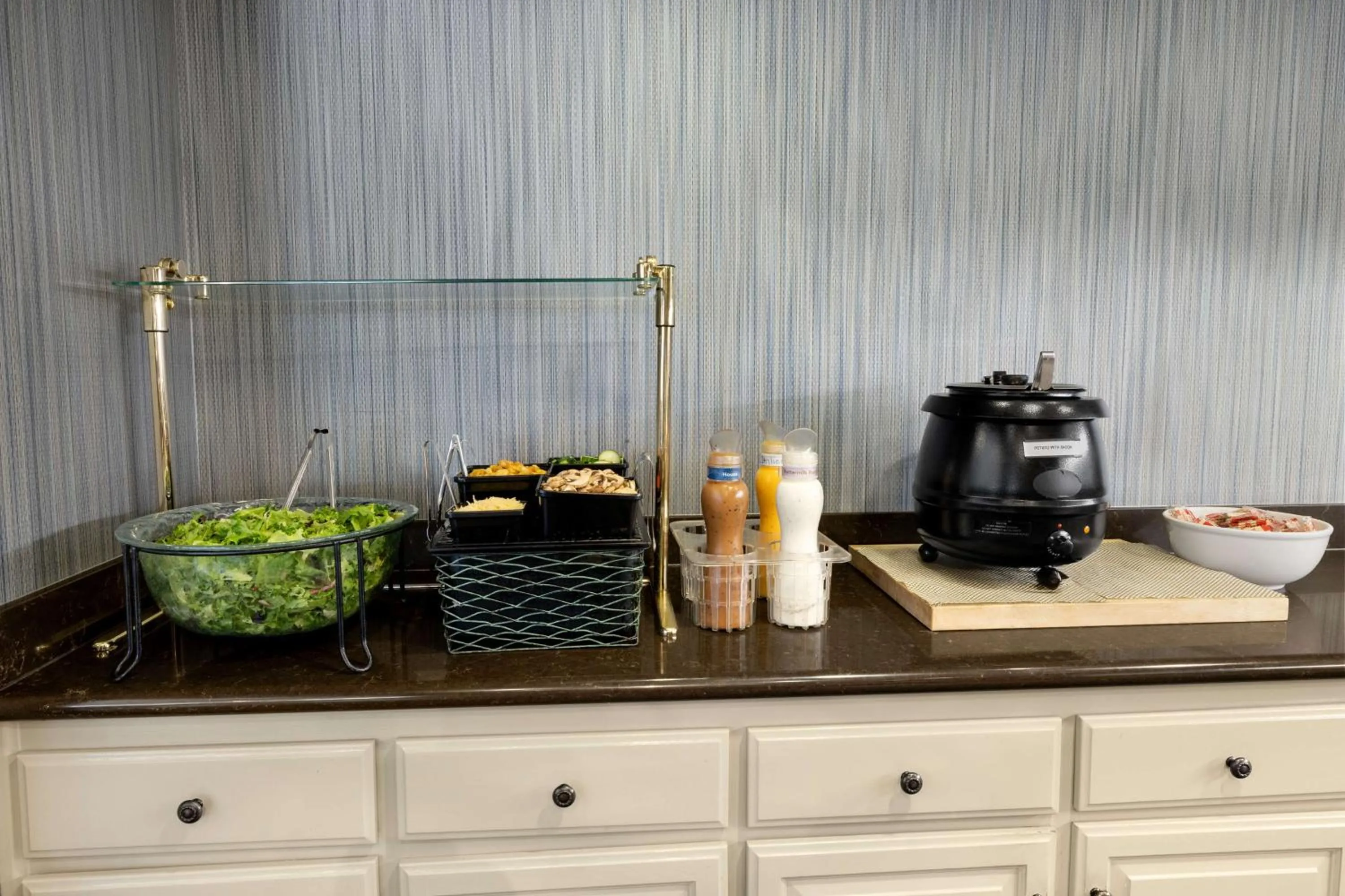 Dining area in Homewood Suites Bakersfield