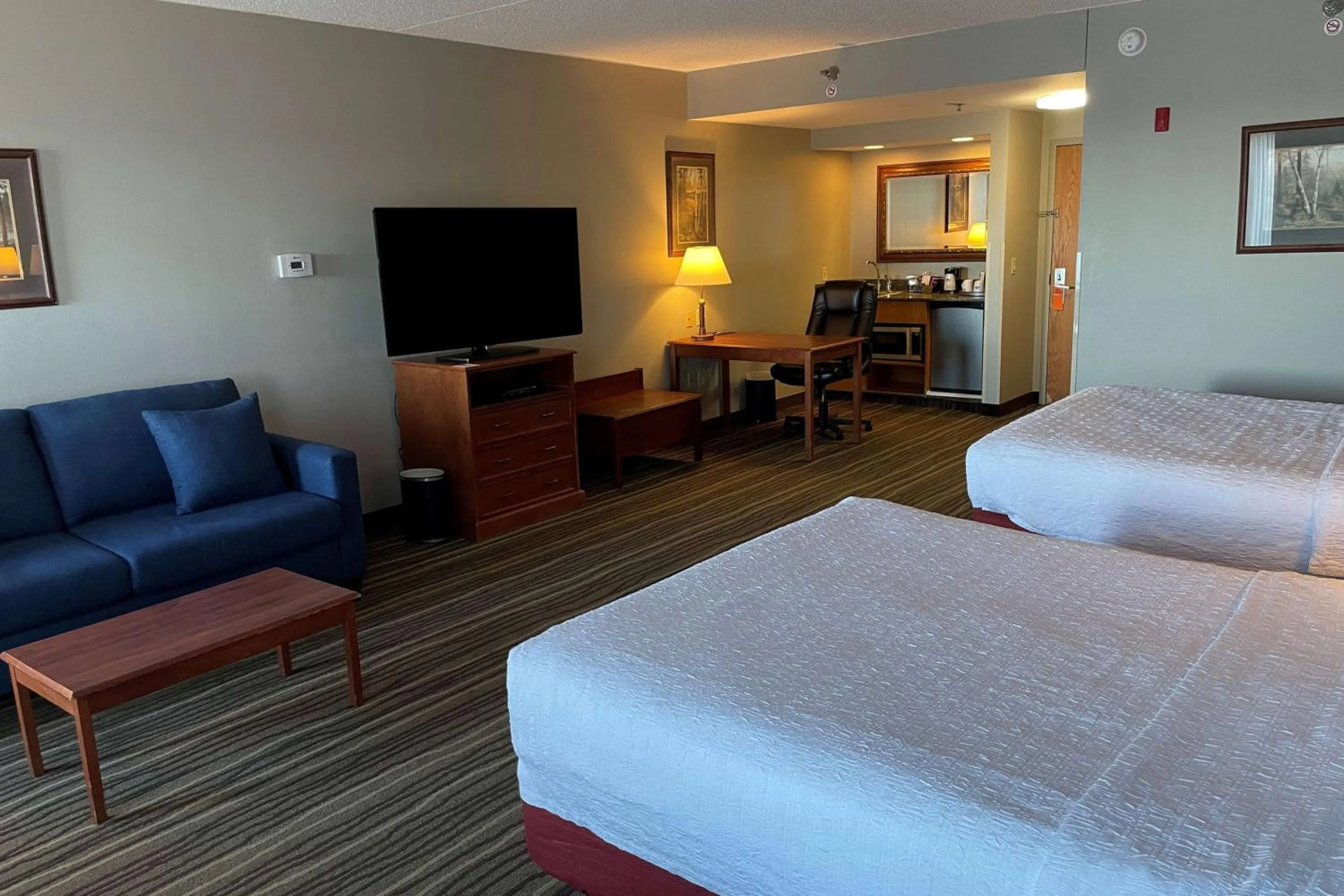 Photo of the whole room, Bed in SouthShore Hotel on Lake Bemidji, Trademark Coll by Wyndham