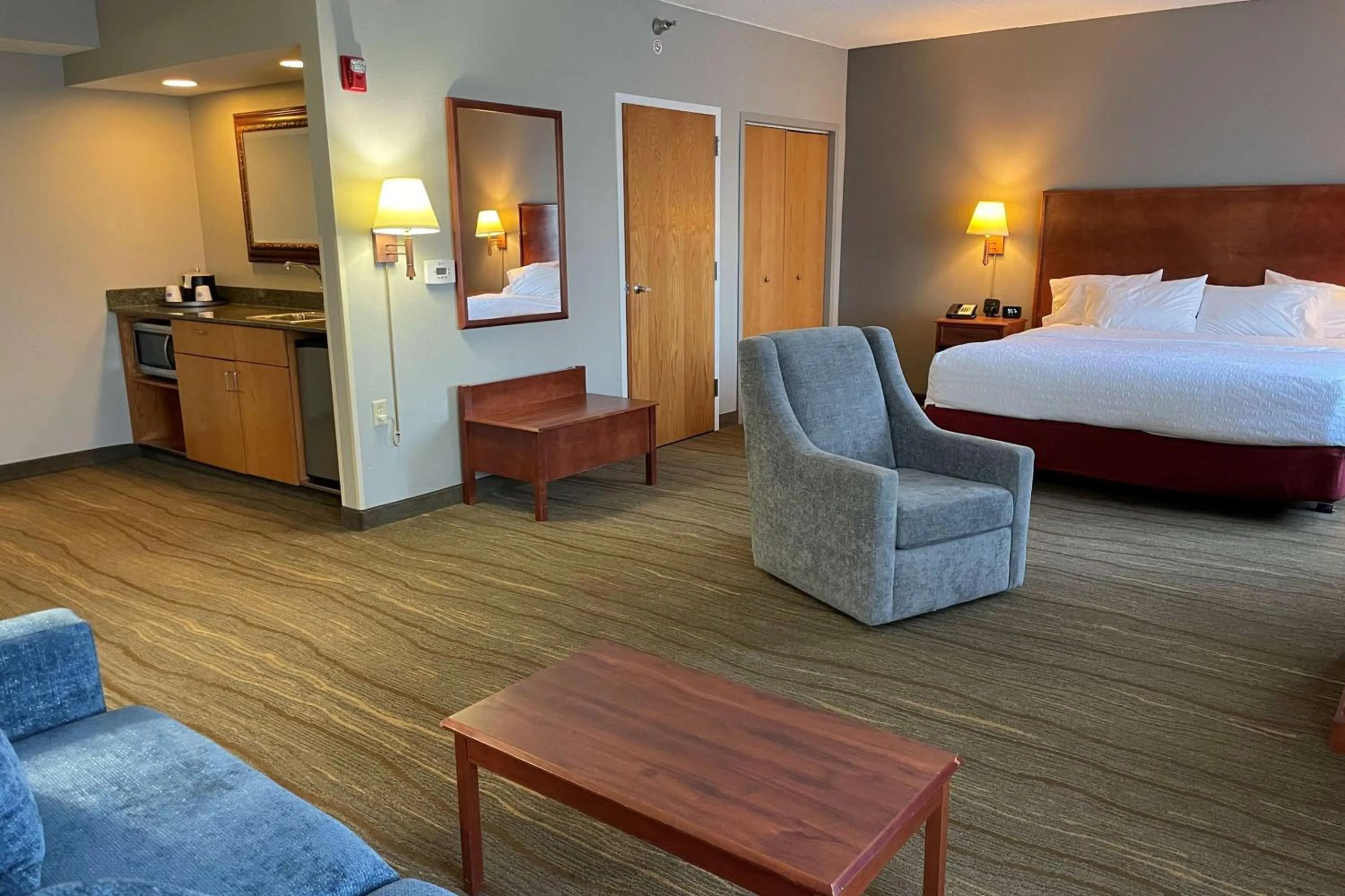 Photo of the whole room, Bed in SouthShore Hotel on Lake Bemidji, Trademark Coll by Wyndham
