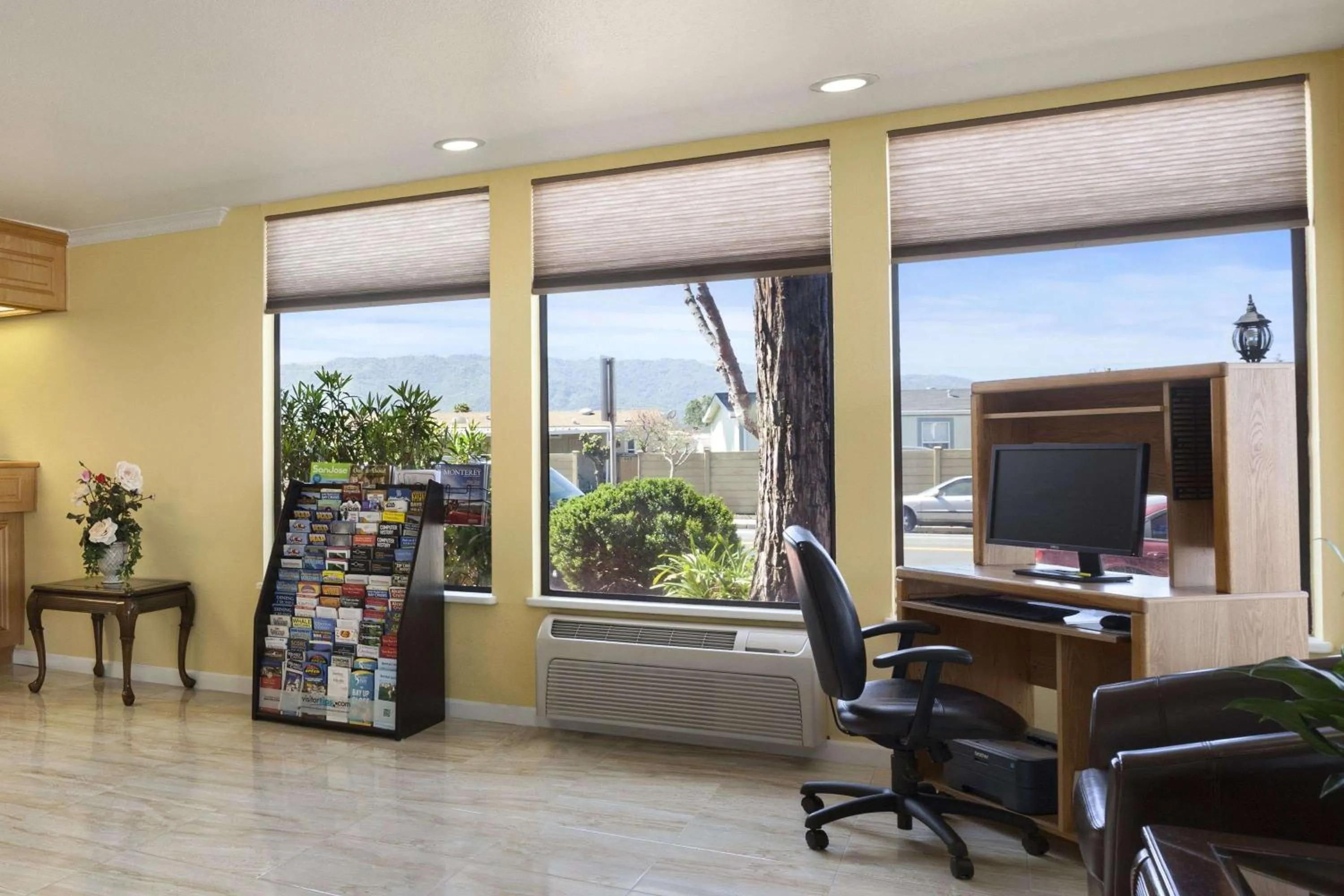Lobby or reception in Days Inn by Wyndham Gilroy
